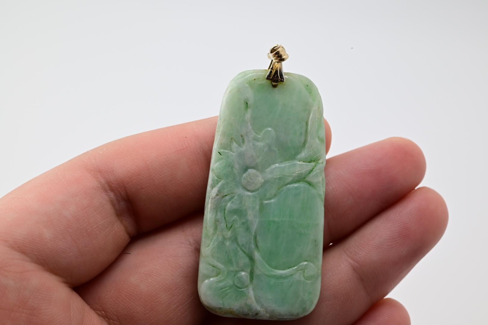 Magnifique pendentif chinois en jade et or jaune 14 carats en vente 3