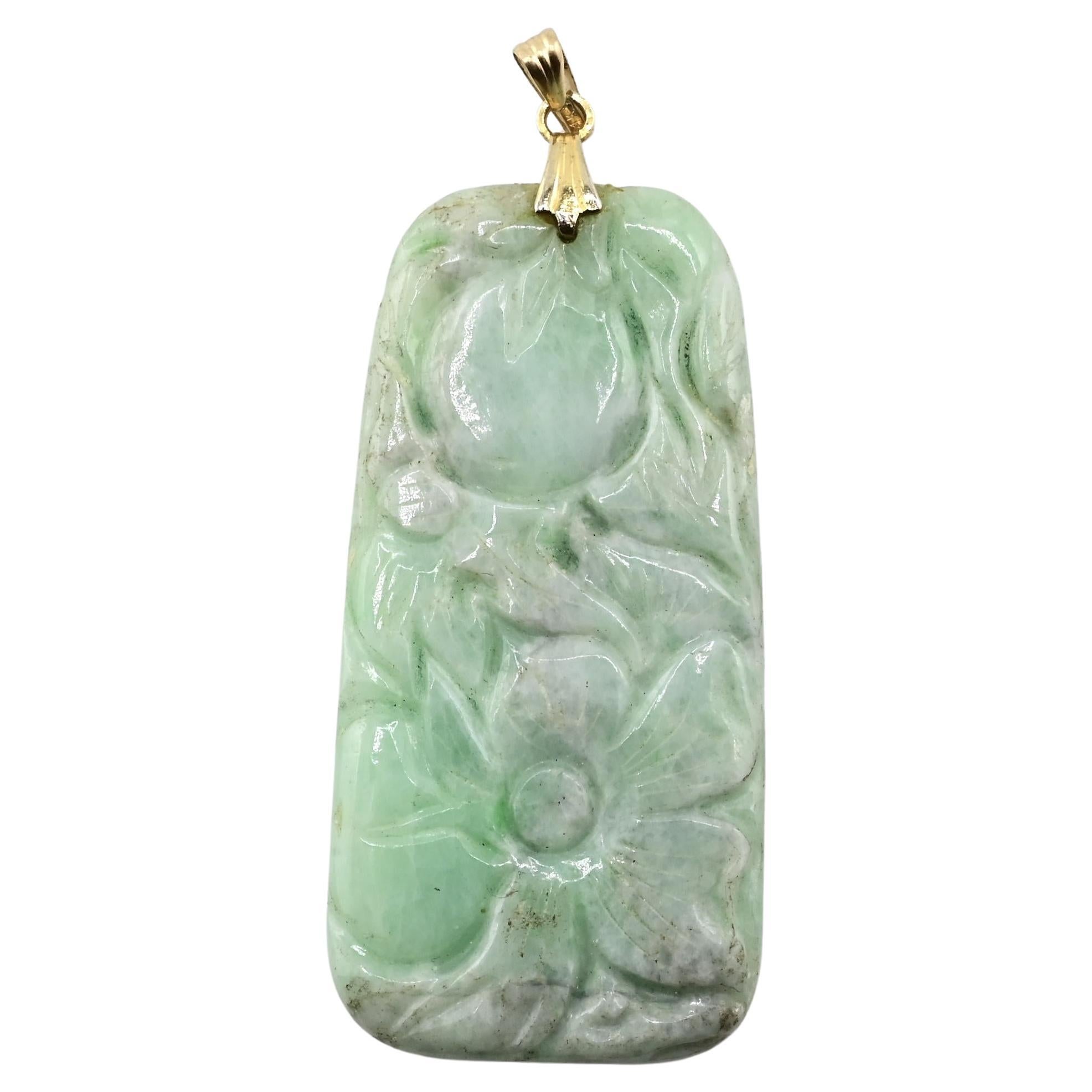 Magnifique pendentif chinois en jade et or jaune 14 carats en vente