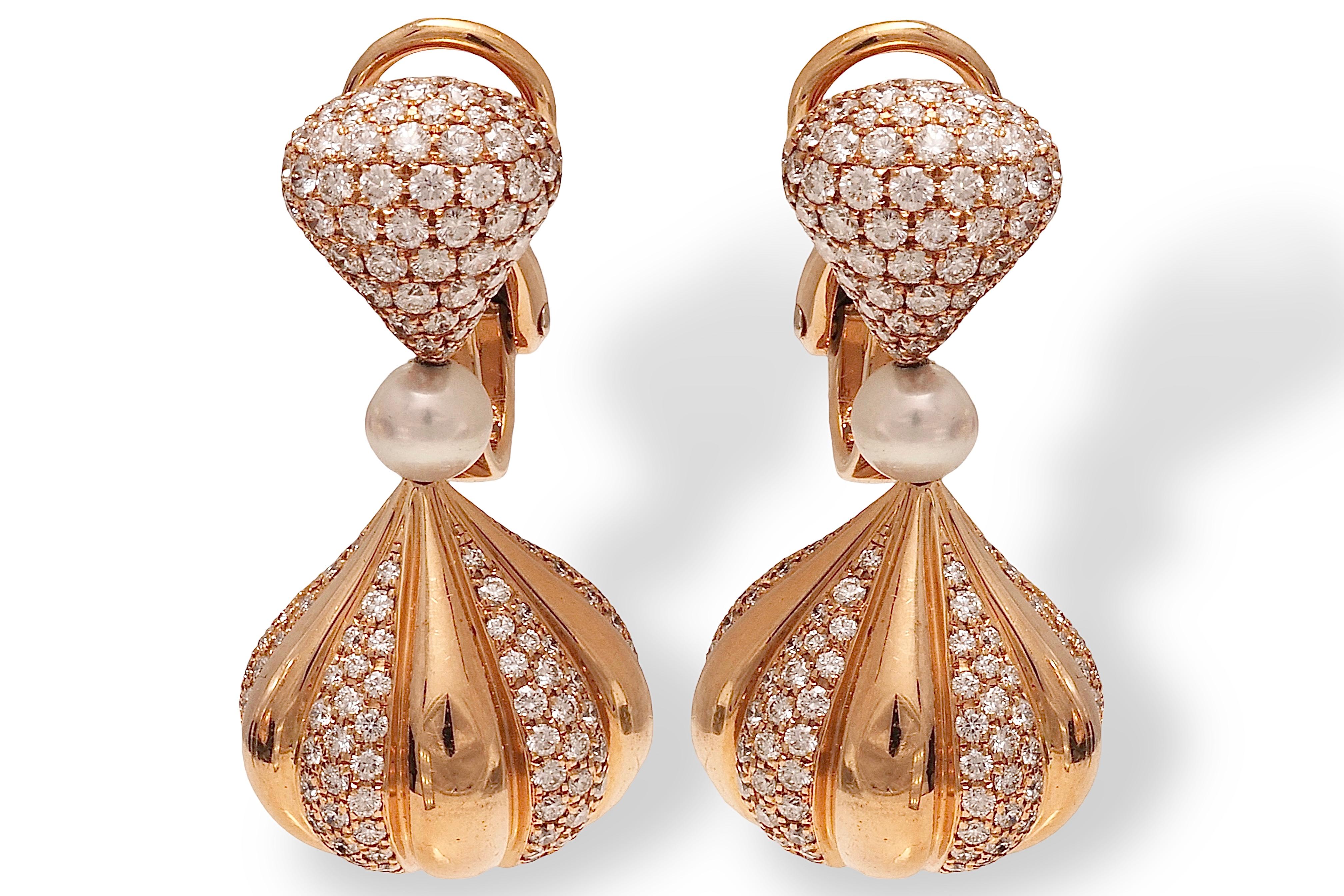 Gorgeous Chopard Earrings 18 kt. Yellow gold With Diamonds

Diamonds: Brilliant cut diamonds together approx. 4.9 ct.  

Pearl: 2 pearls with diameter of 4.8 mm

Material: 18 kt. Yellow Gold

Measurements: 33.2 mm x 15.8 mm x 15.8 mm

Total weight: