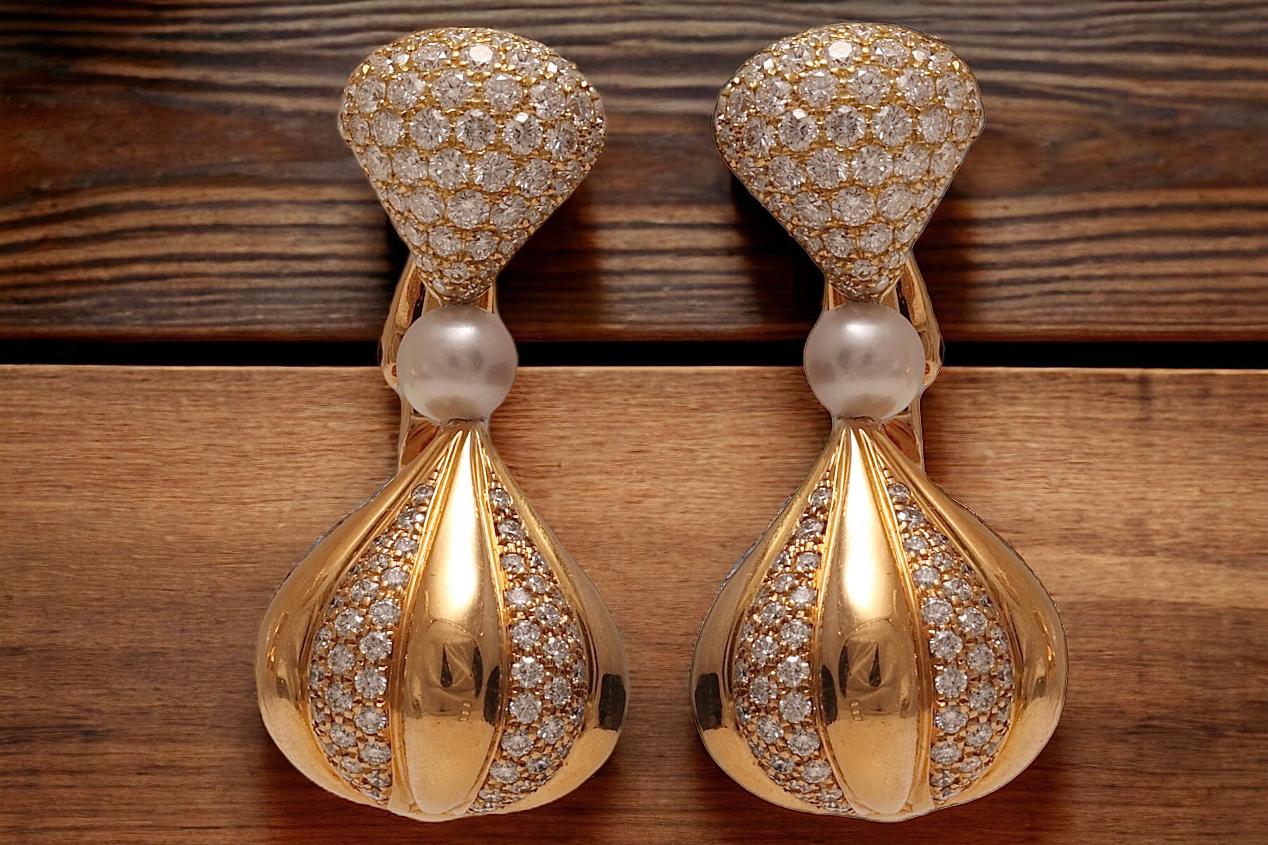 Gorgeous Chopard Earrings 18 kt. Yellow gold With Diamonds For Sale 1