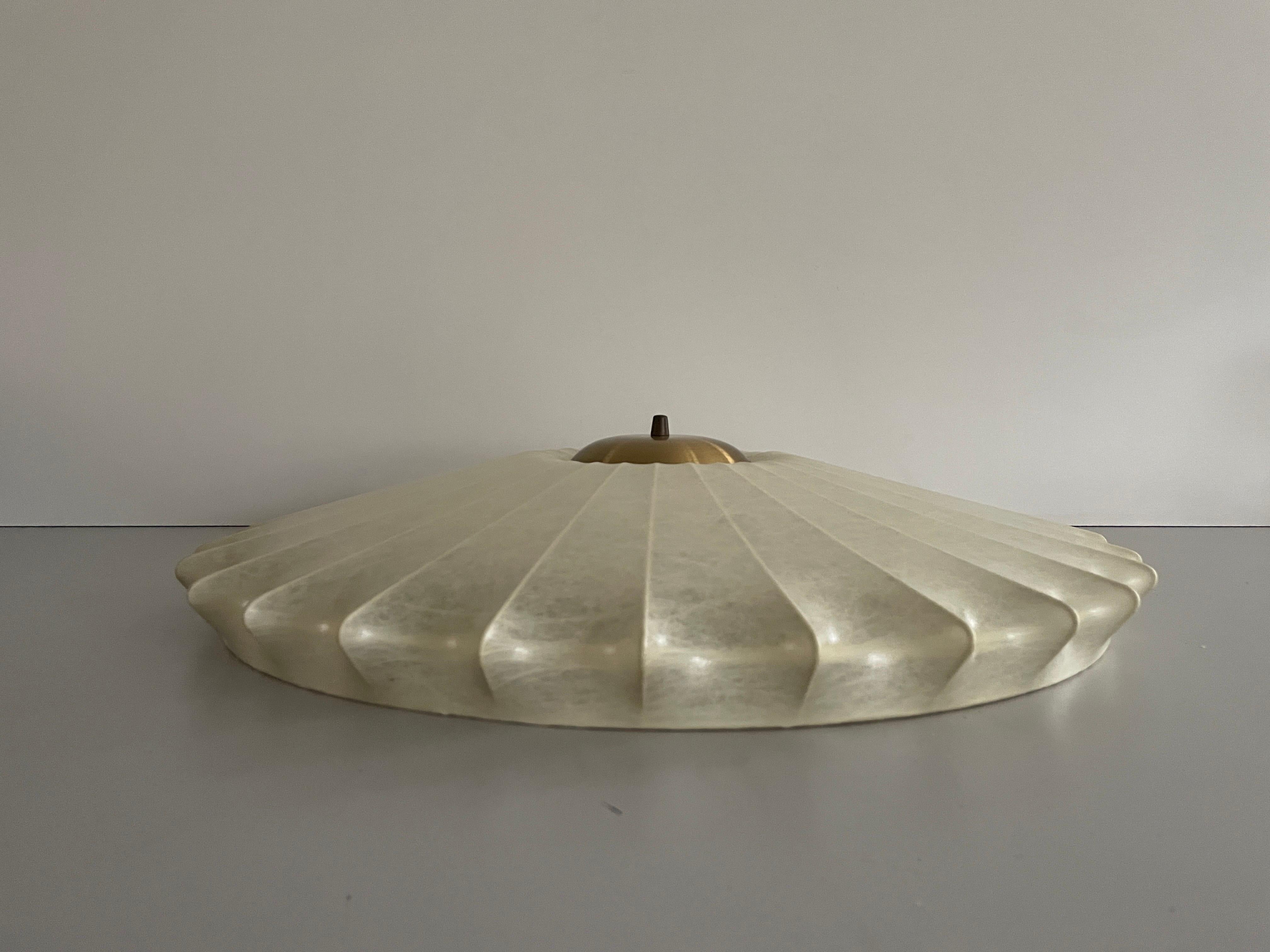 Splendida lampada da soffitto Cocoon Large Flush Mount di GOLDKANT, anni '60, Germania

Il paralume è in ottime condizioni vintage.

Questa lampada funziona con 3x lampadine E14. 
Cablato e adatto all'uso con 220V e 110V per tutti i