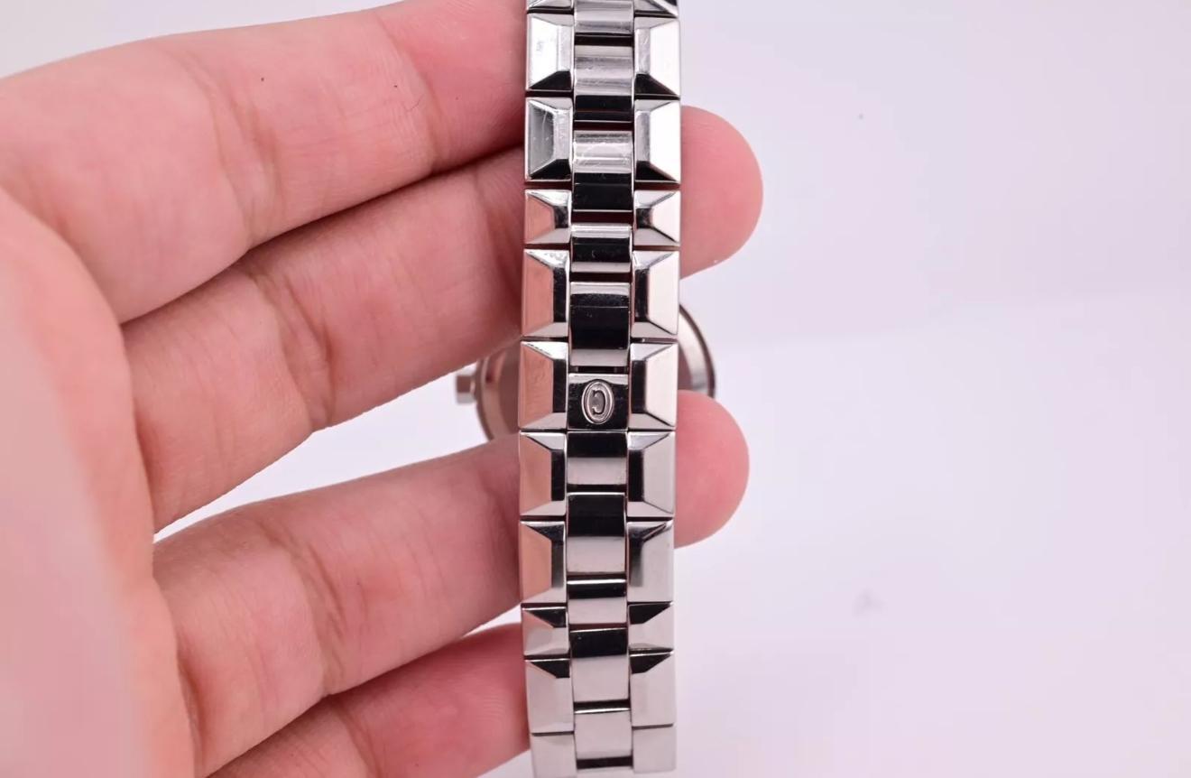 Magnifique montre à quartz Concord Saratoga en acier inoxydable et diamants pour femmes 5