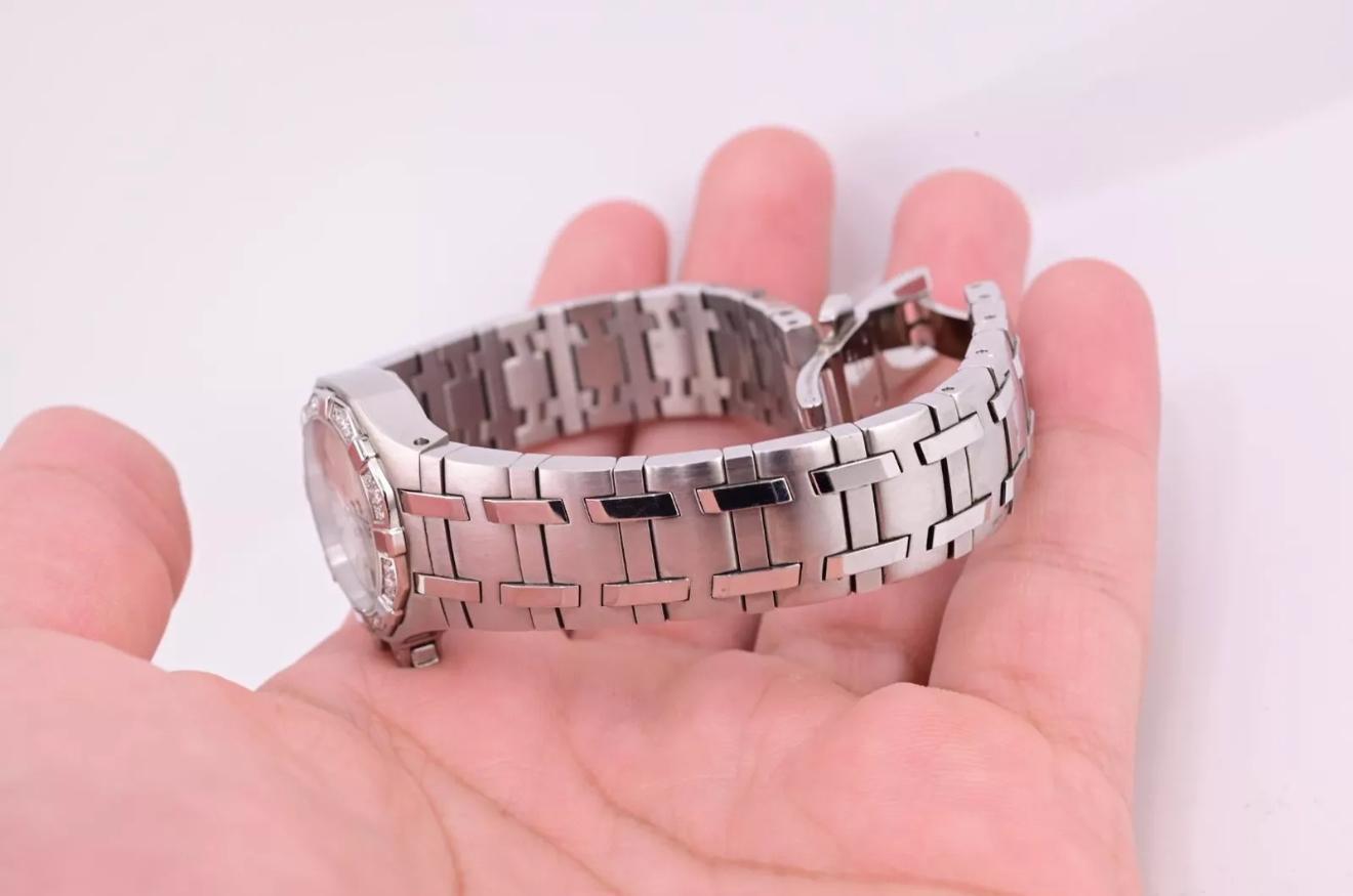  Magnifique montre à quartz Concord Saratoga en acier inoxydable et diamants pour femmes Pour femmes 