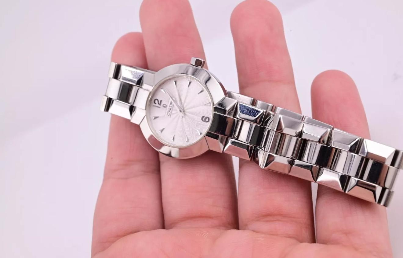 Magnifique montre à quartz Concord Saratoga en acier inoxydable et diamants pour femmes 1