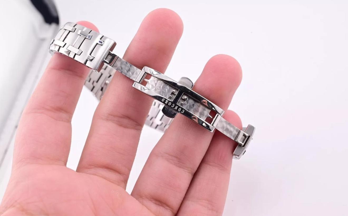 Magnifique montre à quartz Concord Saratoga en acier inoxydable et diamants pour femmes 2