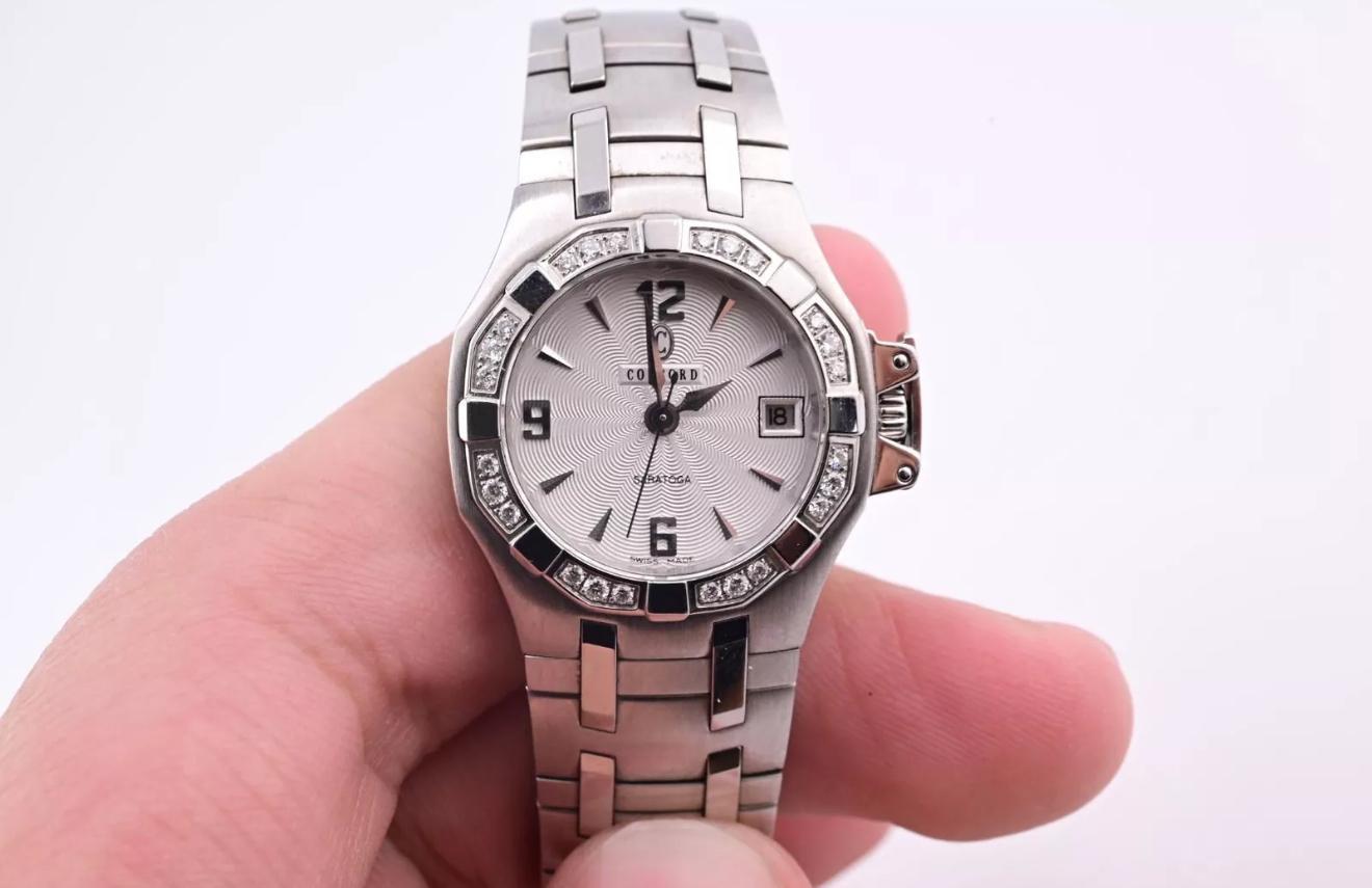 Magnifique montre à quartz Concord Saratoga en acier inoxydable et diamants pour femmes 3