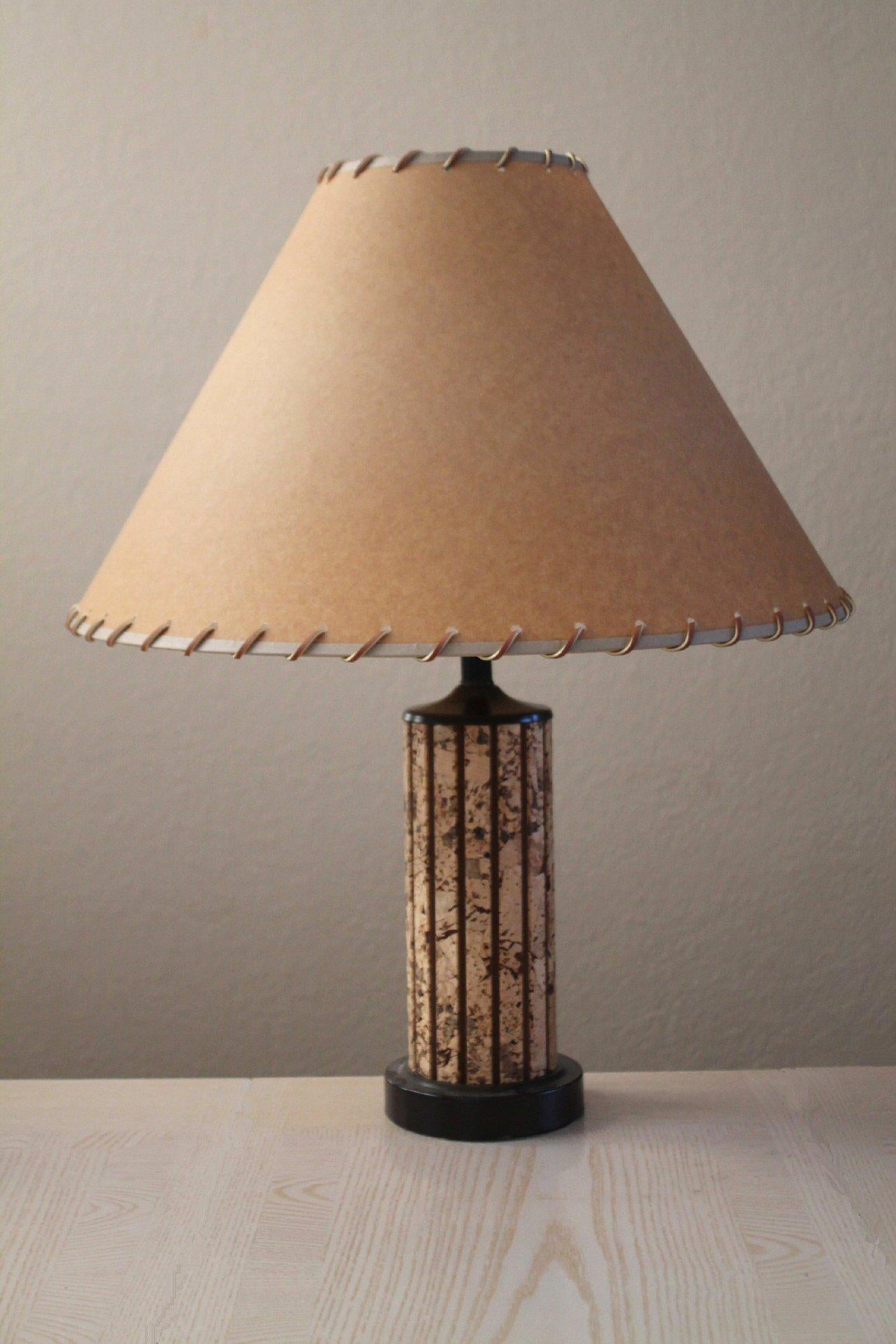 Mid-Century Modern Magnifique lampe de table en liège The Modernity ! Abat-jour en dentelle 1960 Decor Lights en vente