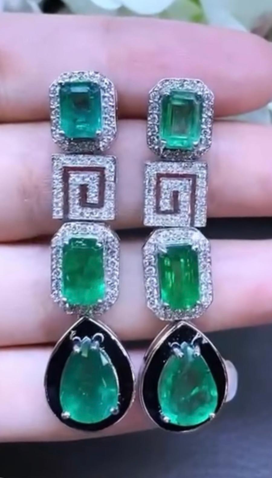 Stunning design handmade by artisan goldsmith, in 18k gold with 6 pieces of natural Zambia emeralds ct 13,79 and natural diamonds round brilliant cut ct 1,45 E-F/VS.
Excellent manufacture.
Handmade by artisan goldsmith.