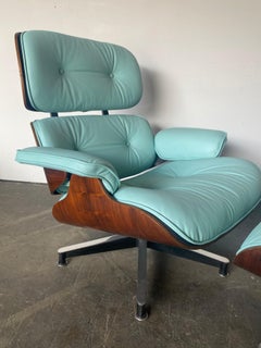 Precioso sillón y otomana Eames de Herman Miller hechos a medida con cuero nuevo
