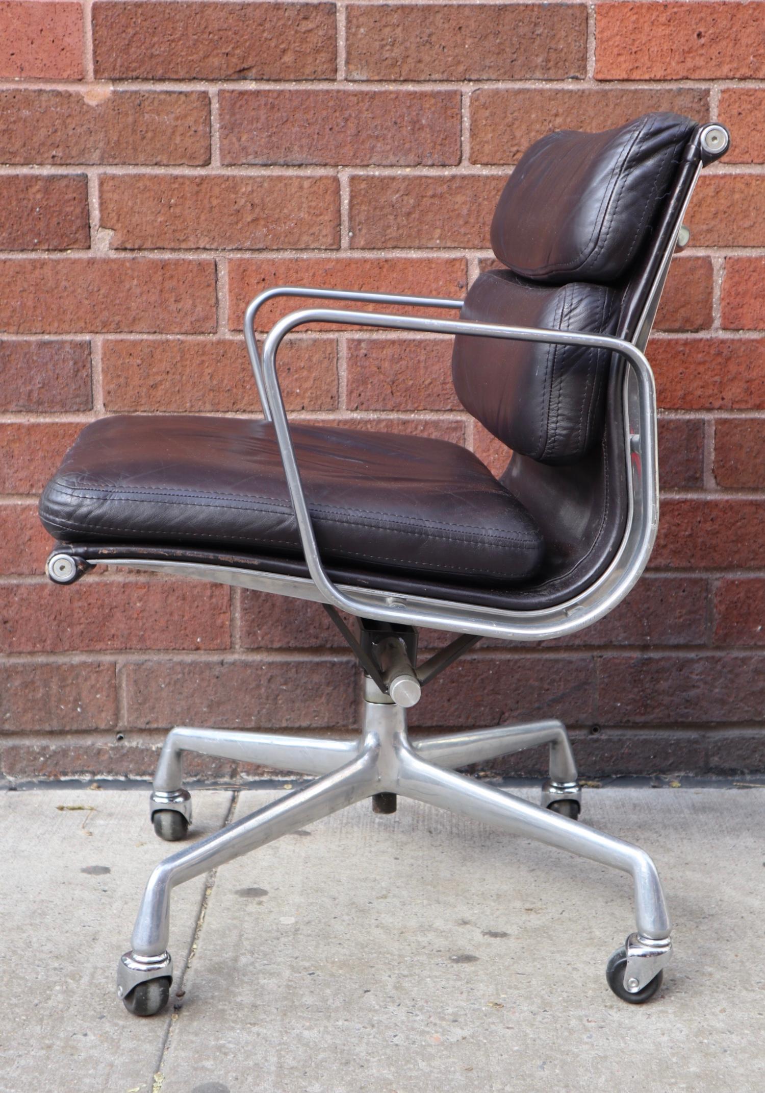 Gorgeous Dark Brown Eames Soft Pad Management Desk Chair In Good Condition In Brooklyn, NY