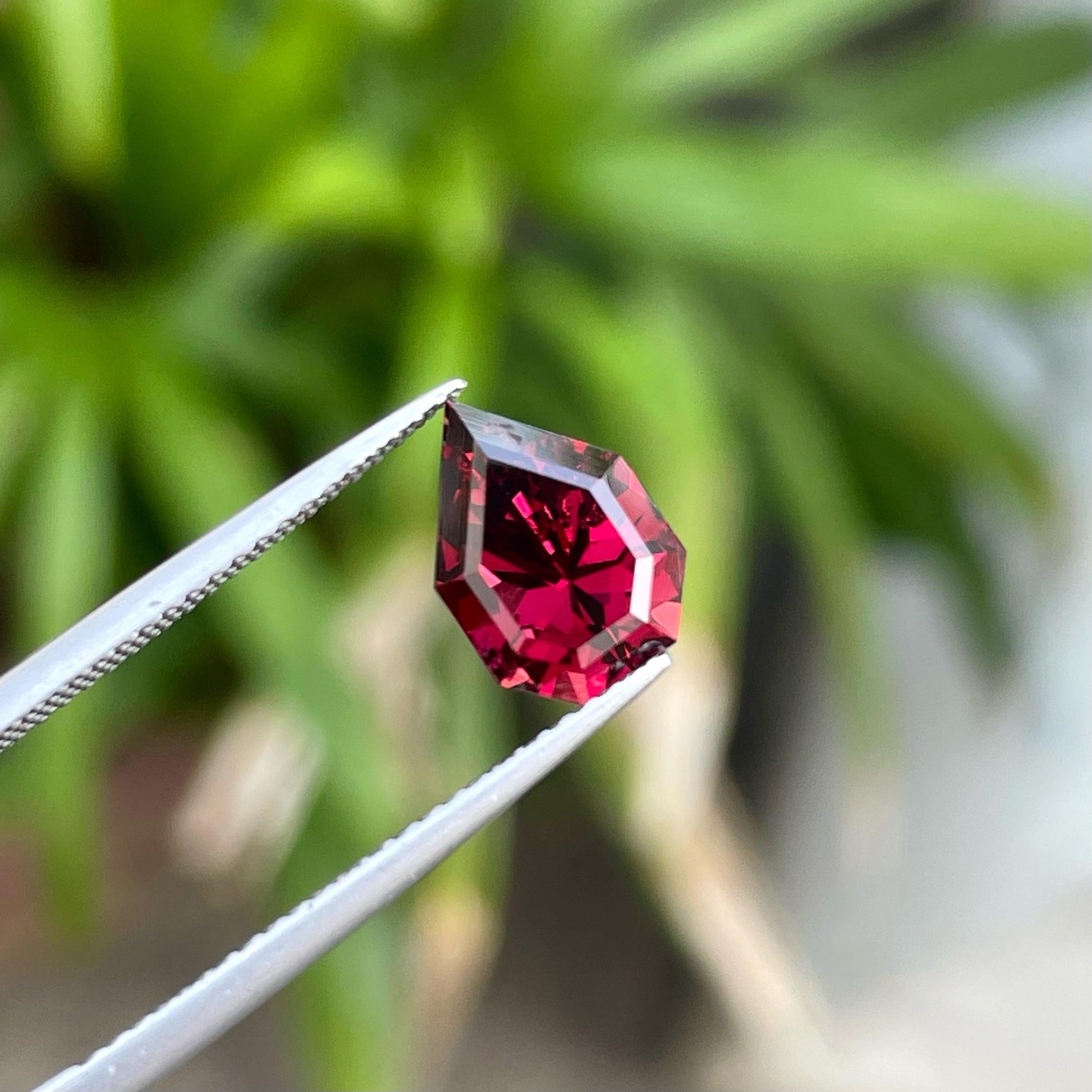 Gorgeous Deep Red Malawi Granat Stein, zum Verkauf zum Großhandelspreis, lose Edelstein, lupenreine SI Clarity, 2,70 Karat zertifiziert Granat Edelstein aus Malawi.

Informationen zum Produkt:
EDELSTEIN-TYP:	Wunderschöner tiefroter