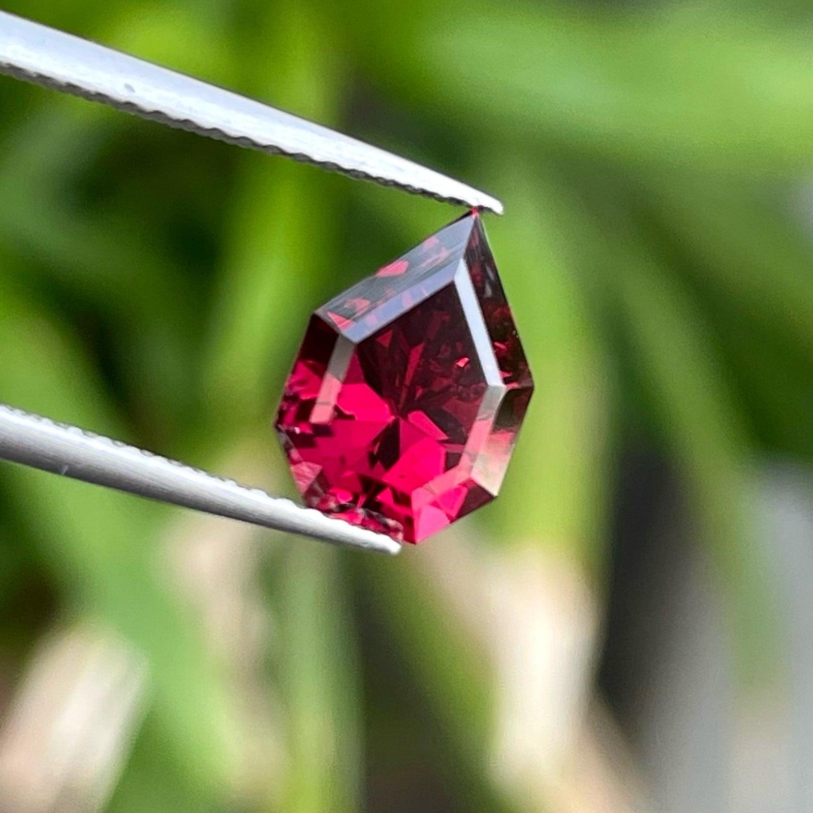 Wunderschöne tiefrote Malawi Granat Stein 2,70 Karat natürlicher Granat Halskette (Tropfenschliff) im Angebot