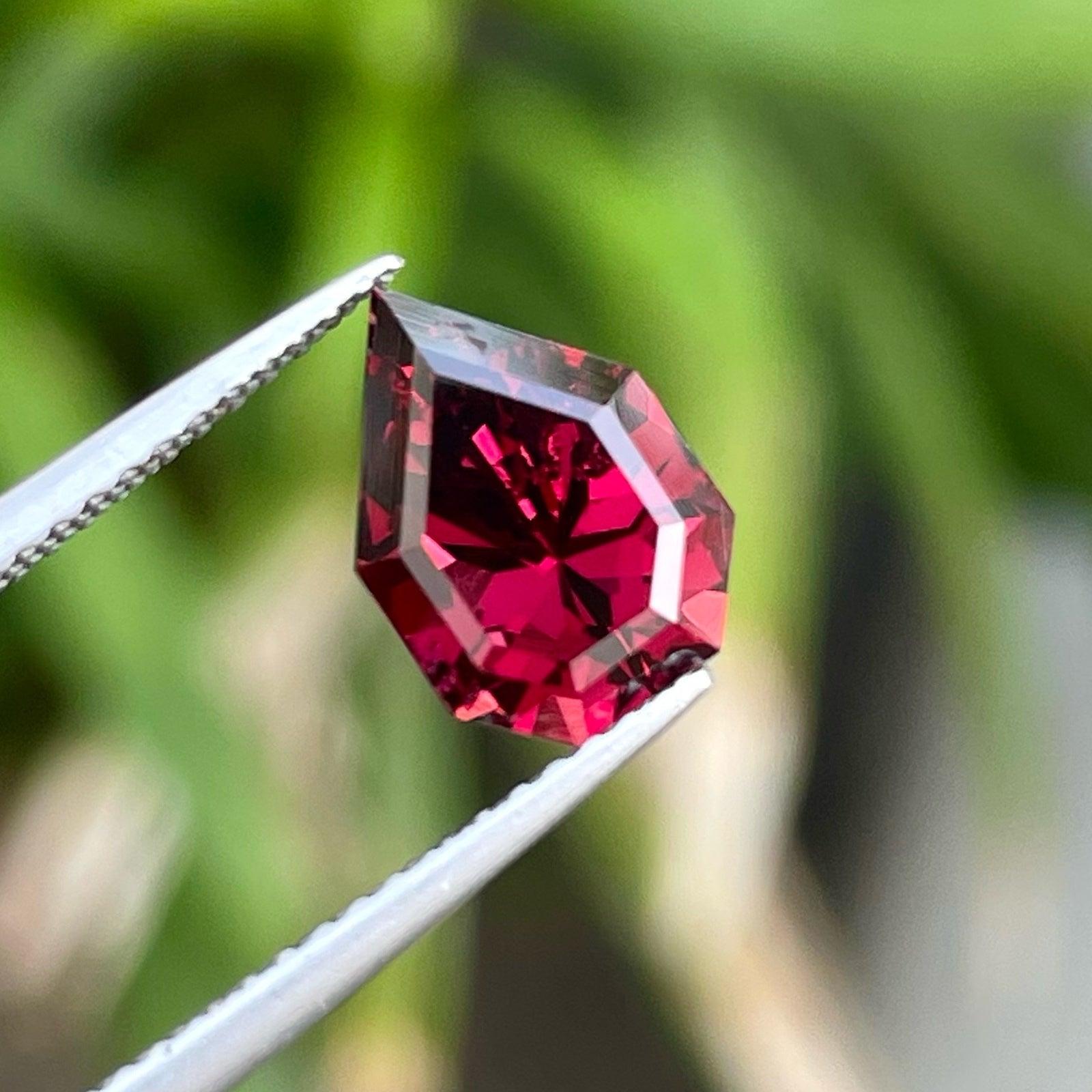 Wunderschöne tiefrote Malawi Granat Stein 2,70 Karat natürlicher Granat Halskette im Zustand „Neu“ im Angebot in Bangkok, TH