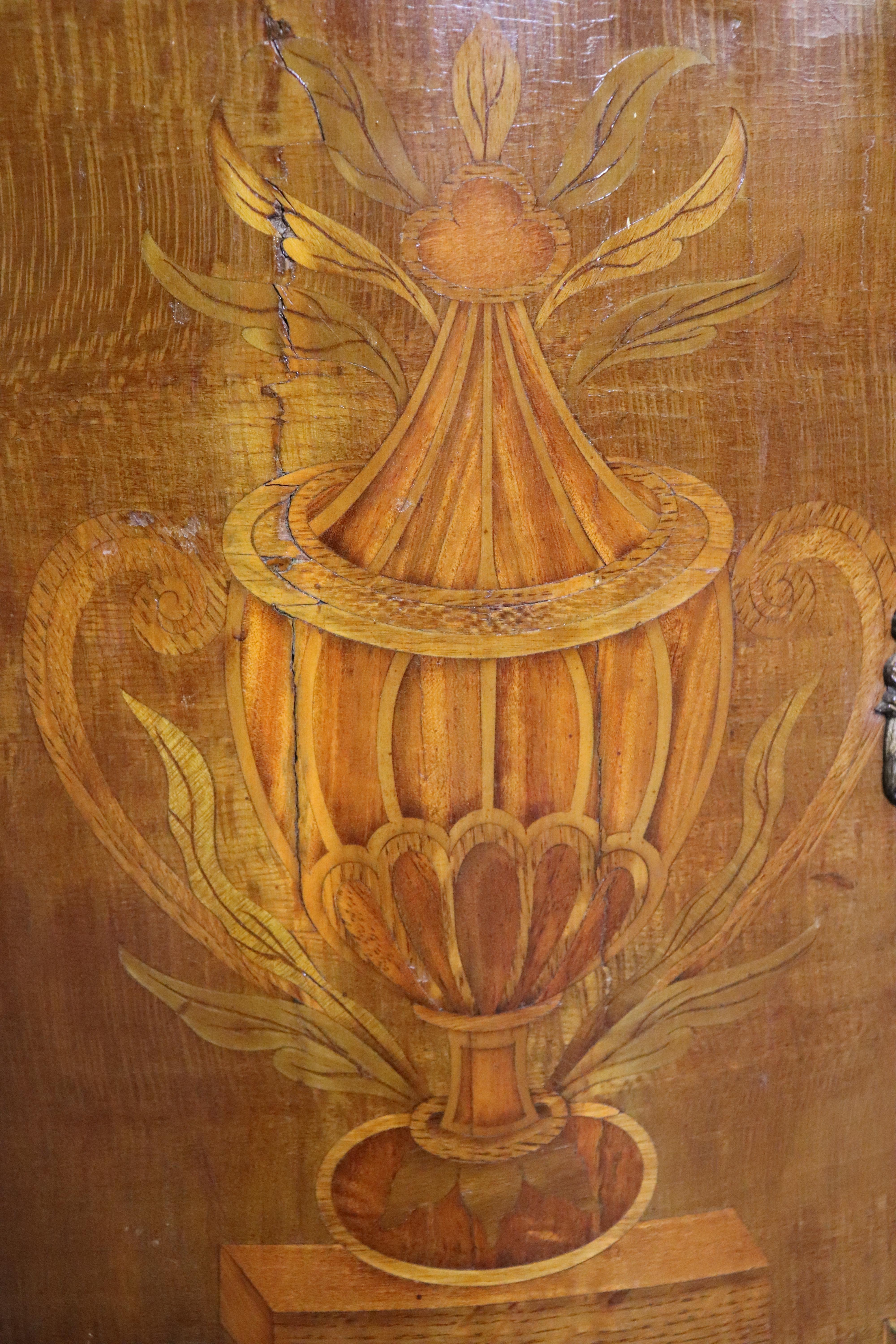 Splendida commode francese con piano in marmo Demilune intarsiato in noce satinato e bronzo in vendita 3