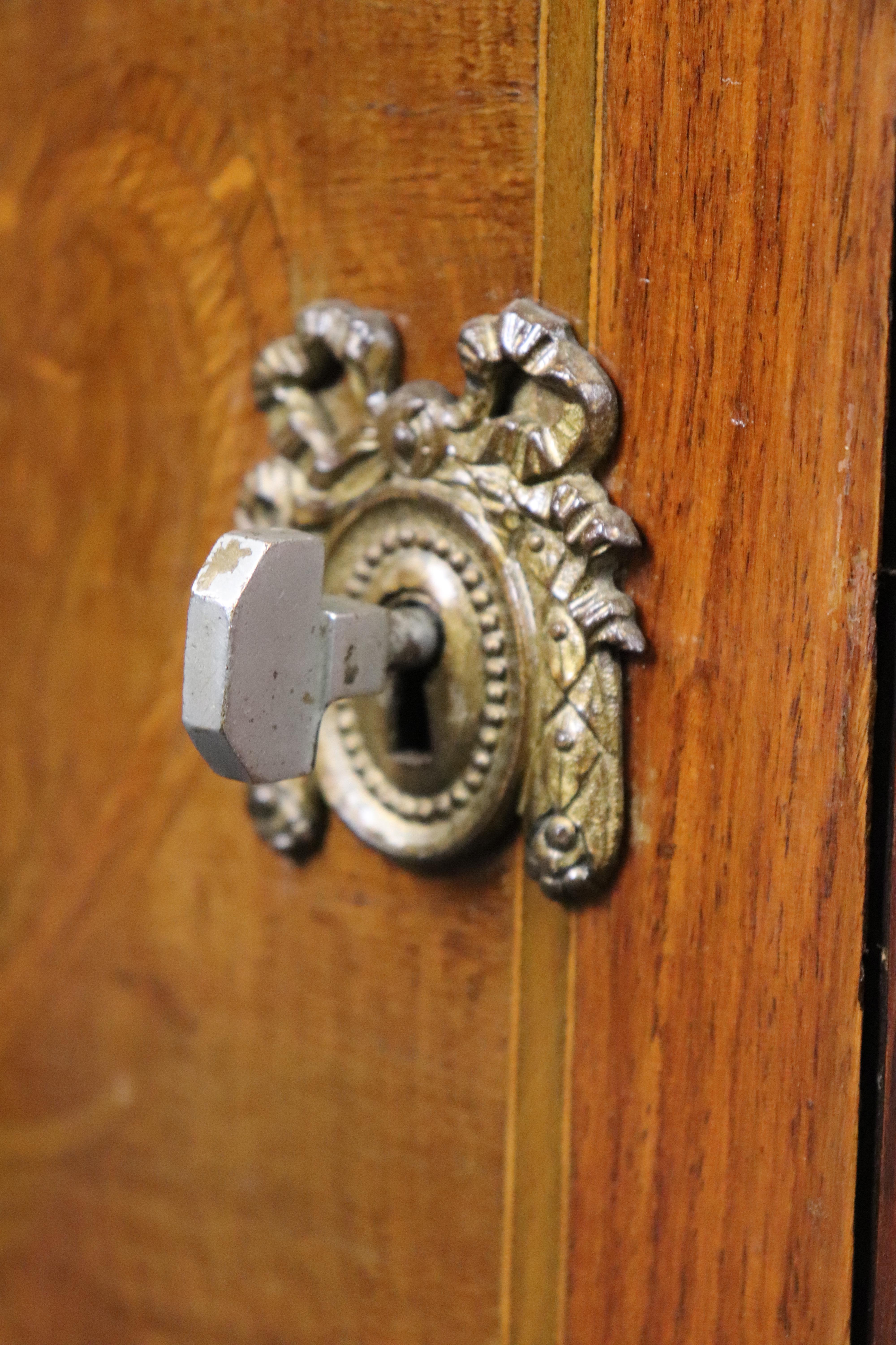 Splendida commode francese con piano in marmo Demilune intarsiato in noce satinato e bronzo in vendita 4