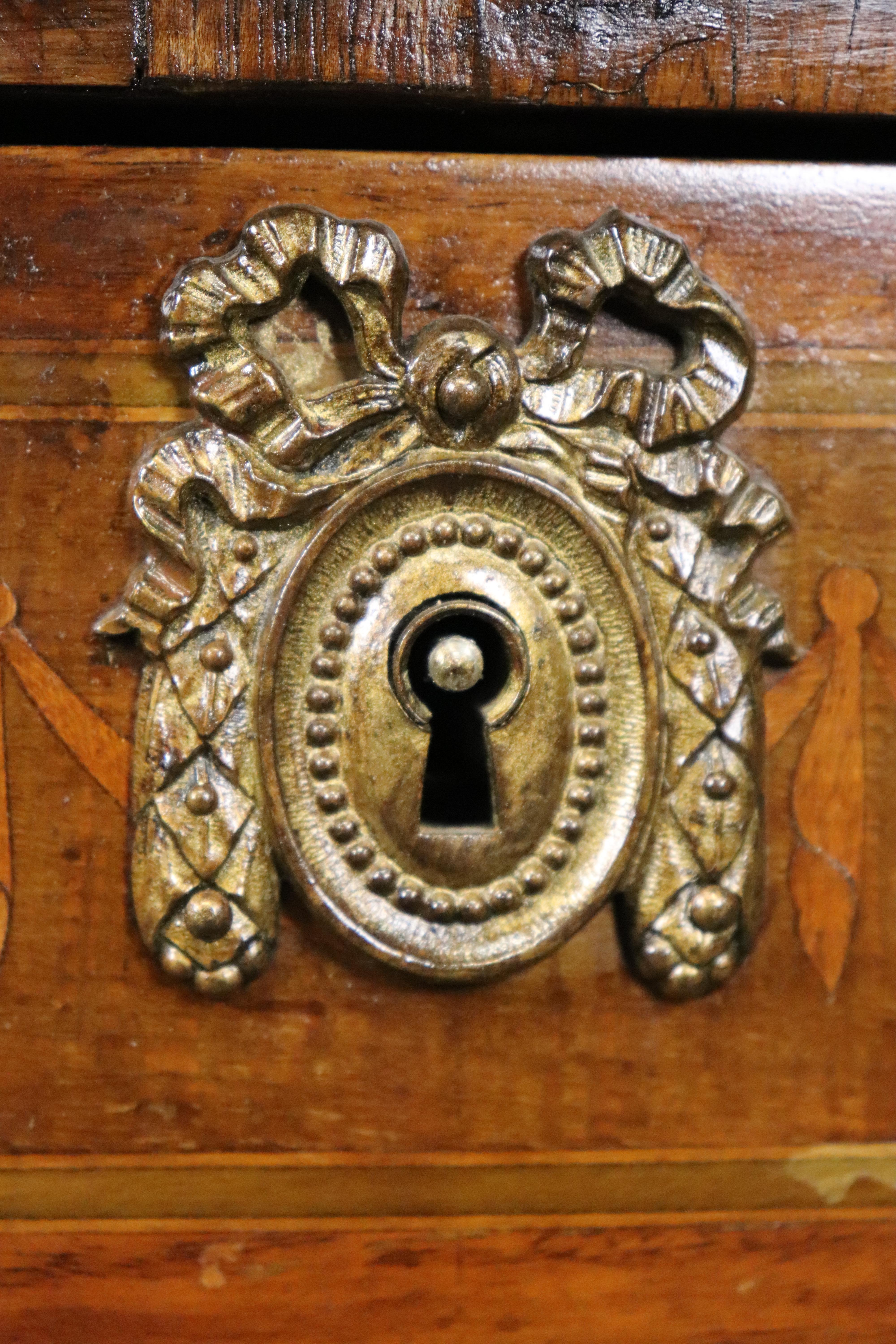 Splendida commode francese con piano in marmo Demilune intarsiato in noce satinato e bronzo in vendita 5