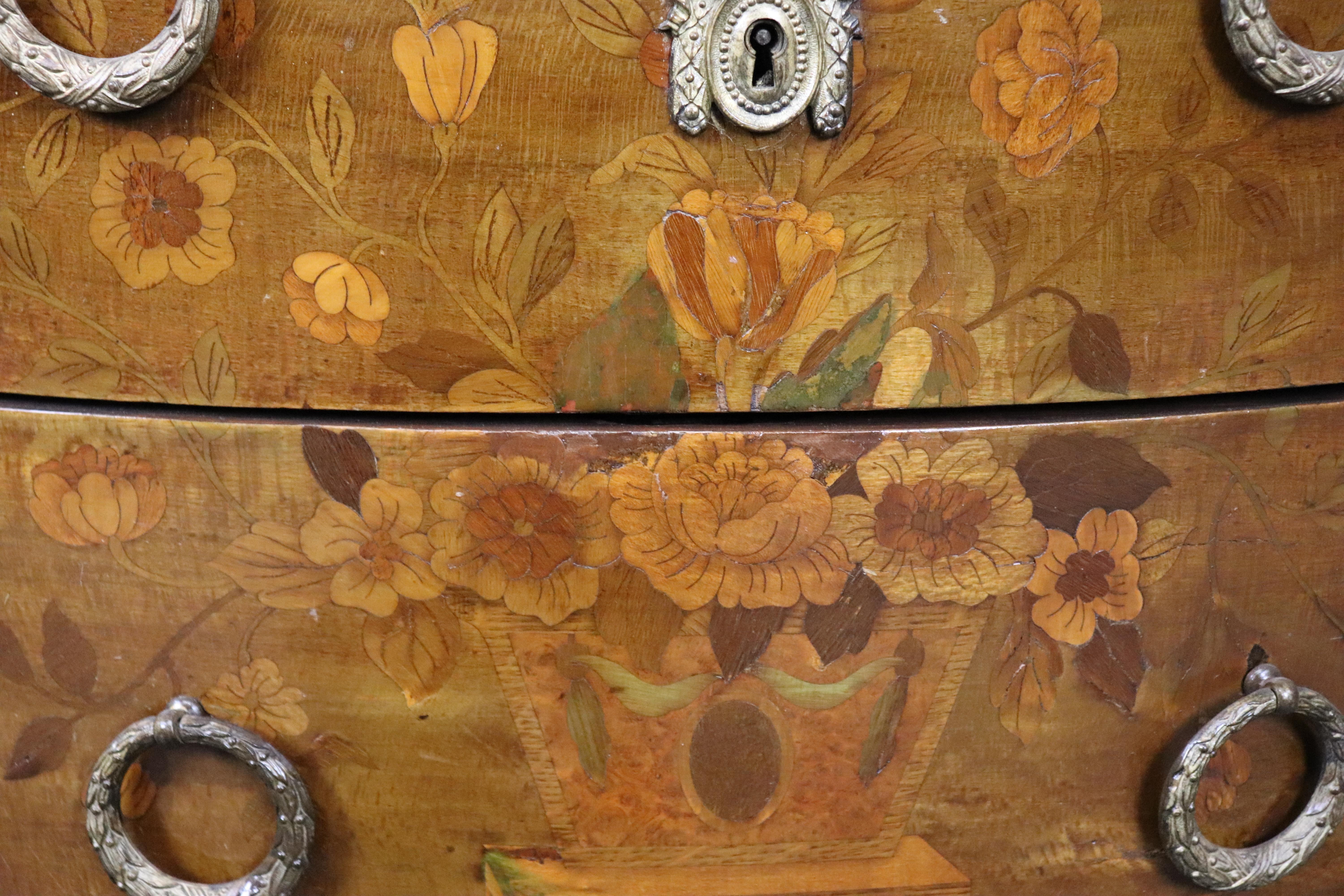 Splendida commode francese con piano in marmo Demilune intarsiato in noce satinato e bronzo in vendita 7