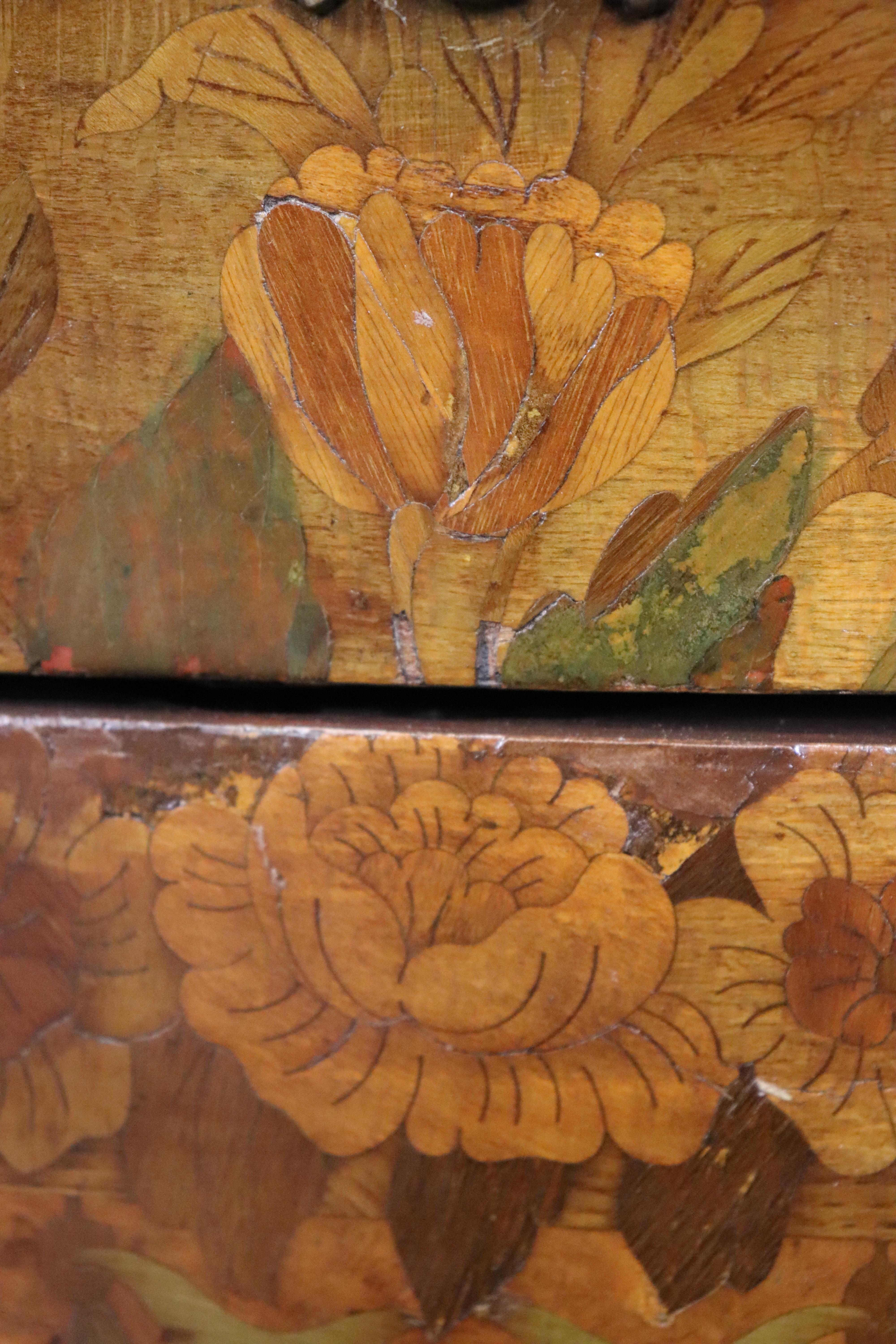 Splendida commode francese con piano in marmo Demilune intarsiato in noce satinato e bronzo in vendita 8