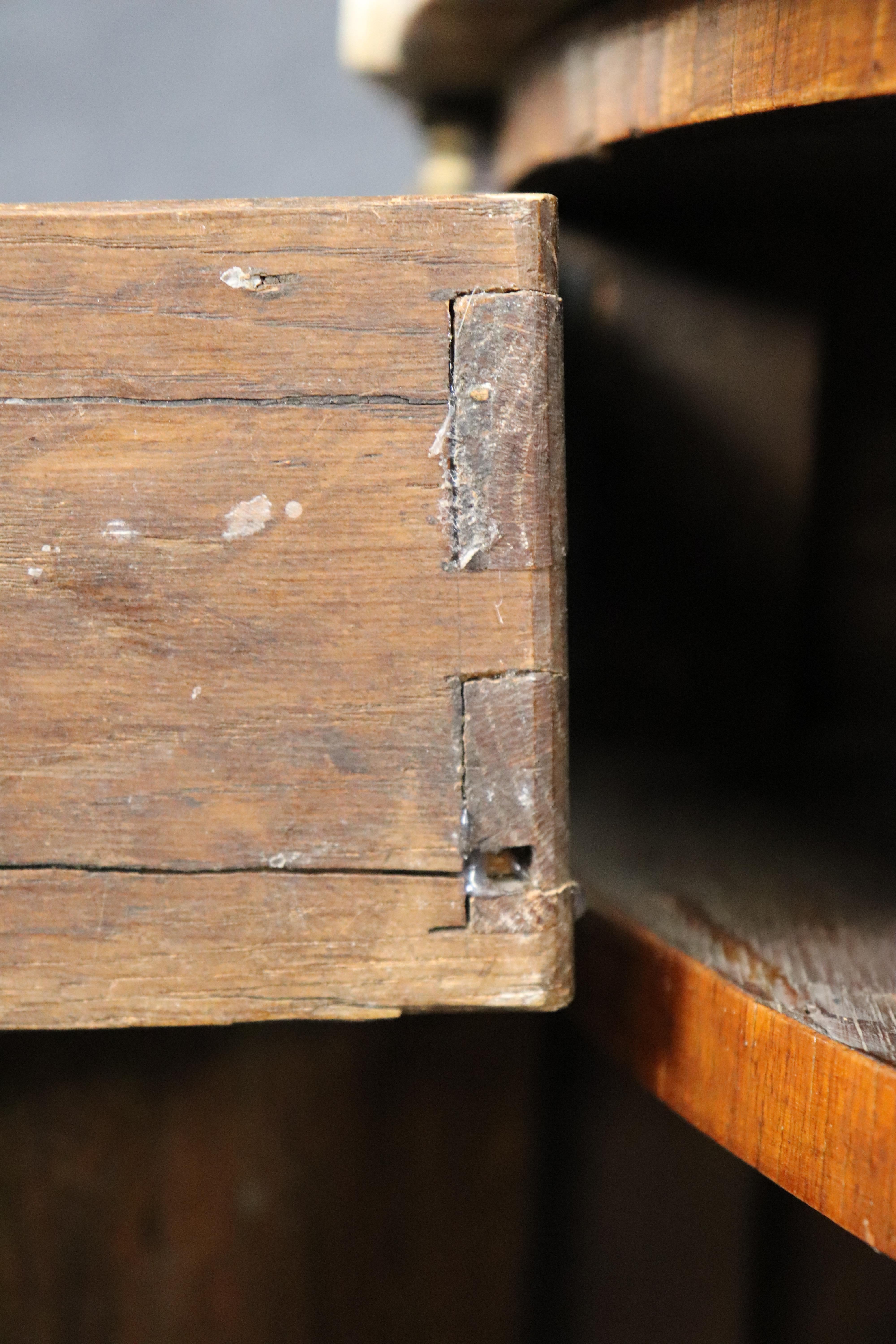 Splendida commode francese con piano in marmo Demilune intarsiato in noce satinato e bronzo in vendita 12