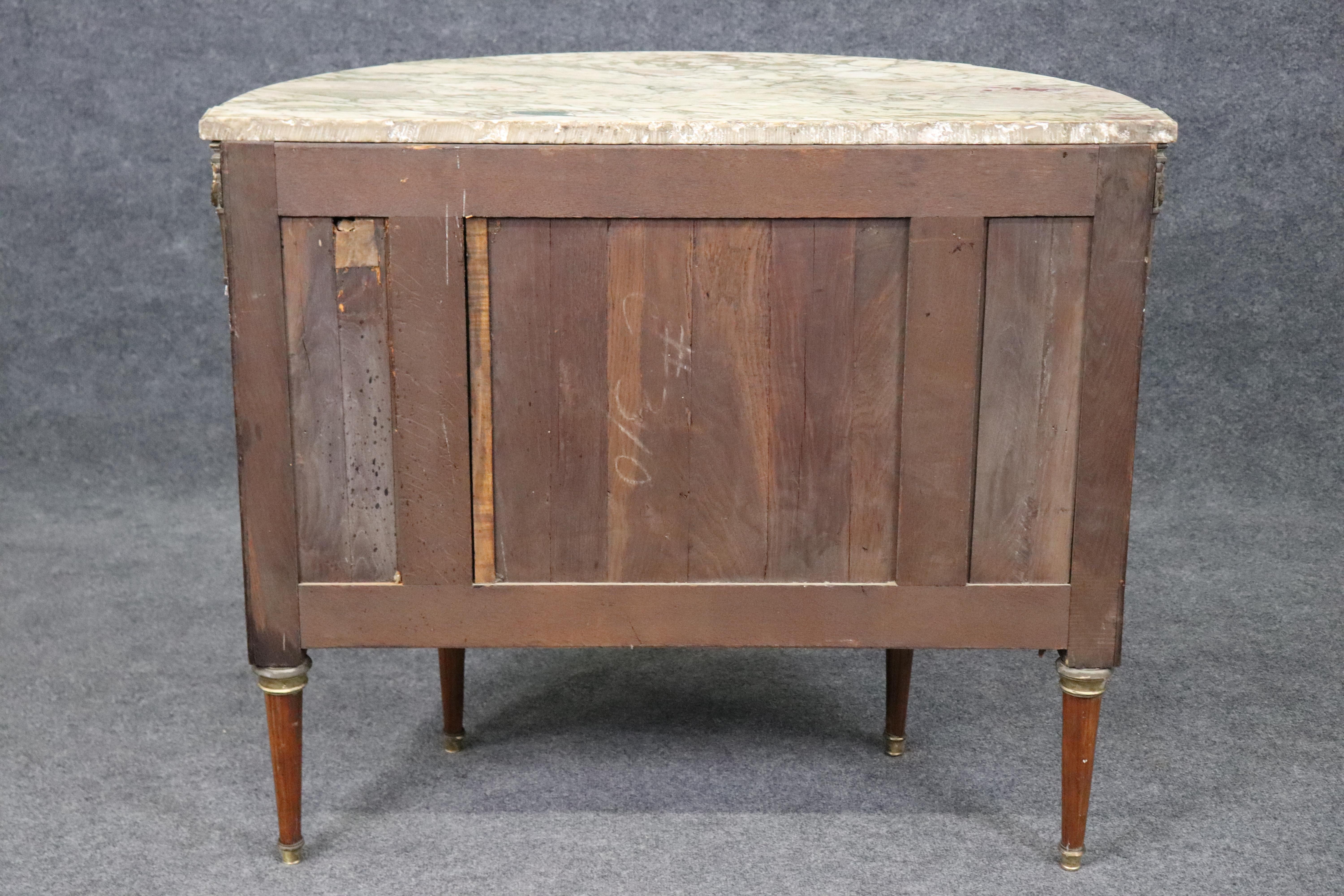Splendida commode francese con piano in marmo Demilune intarsiato in noce satinato e bronzo in vendita 13