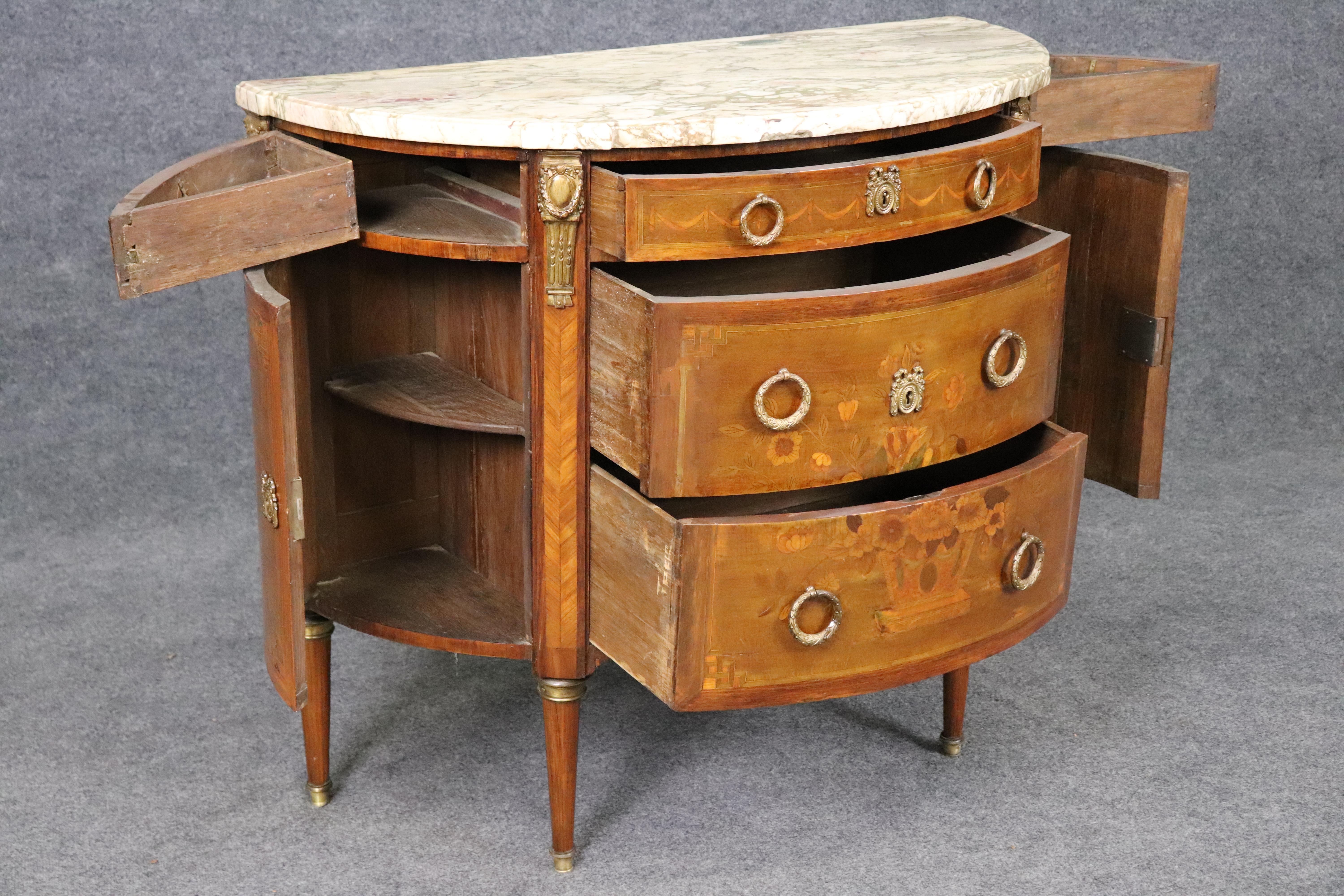 Luigi XV Splendida commode francese con piano in marmo Demilune intarsiato in noce satinato e bronzo in vendita