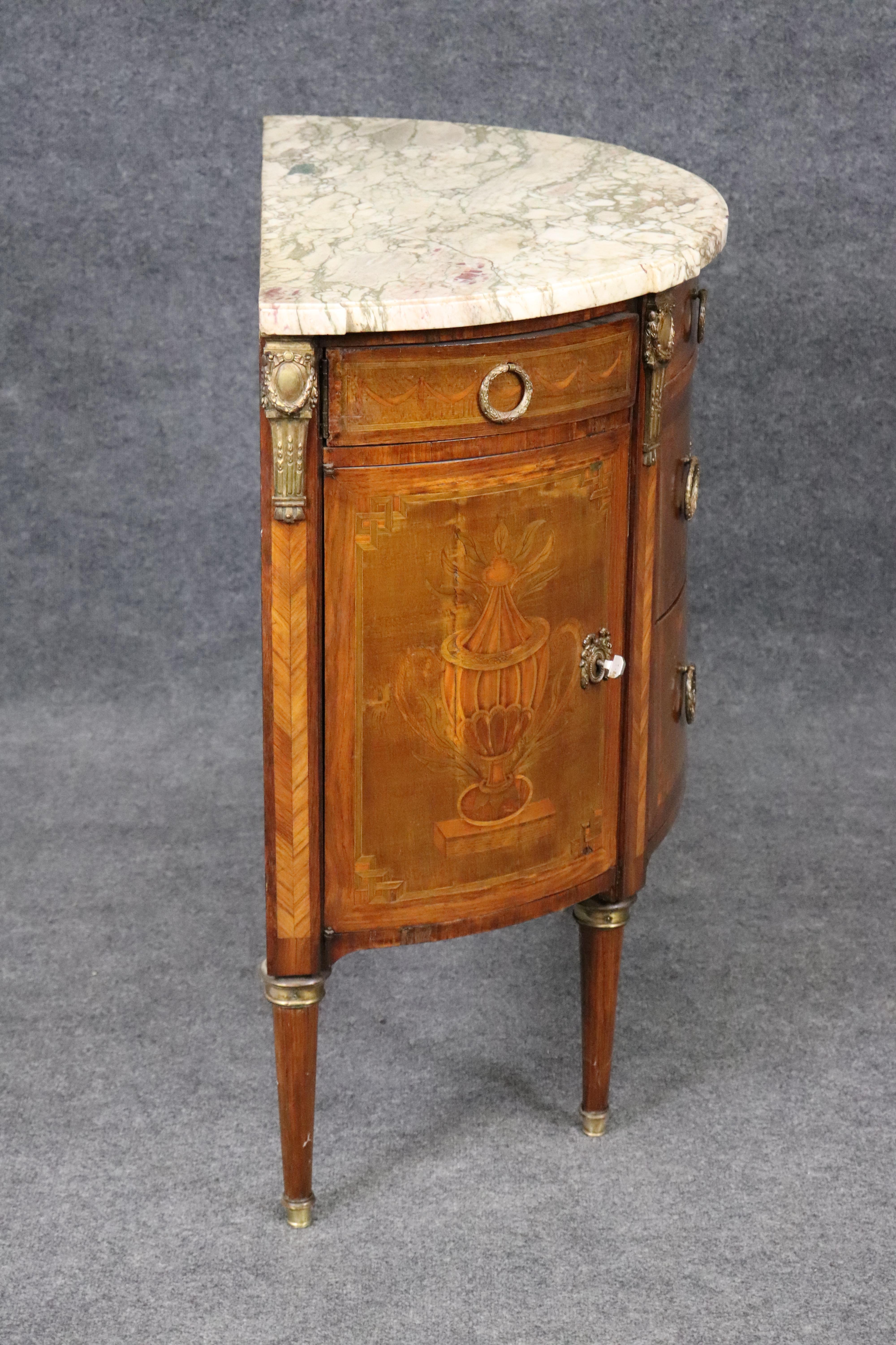 Francese Splendida commode francese con piano in marmo Demilune intarsiato in noce satinato e bronzo in vendita