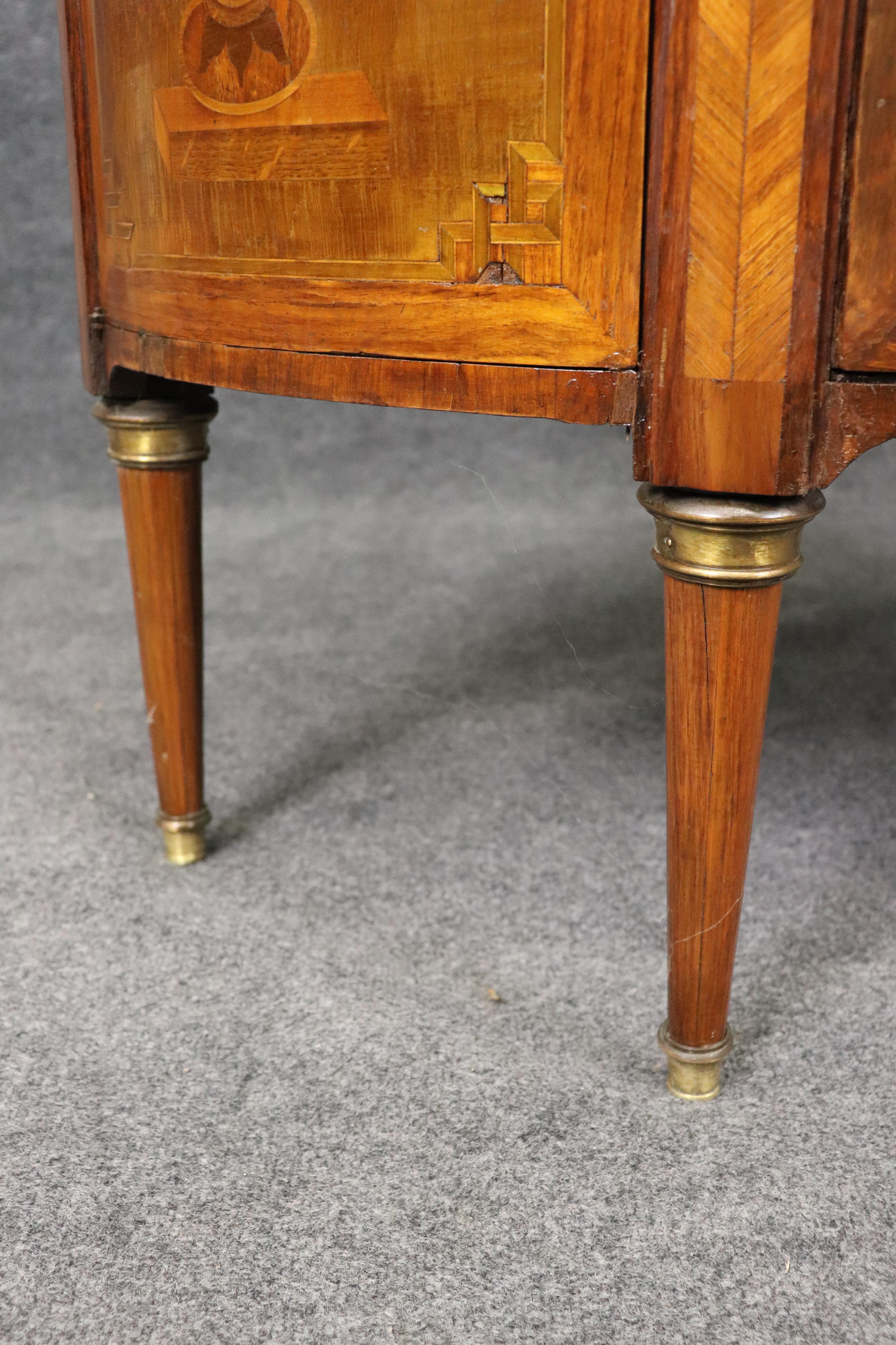 Fine XIX secolo Splendida commode francese con piano in marmo Demilune intarsiato in noce satinato e bronzo in vendita