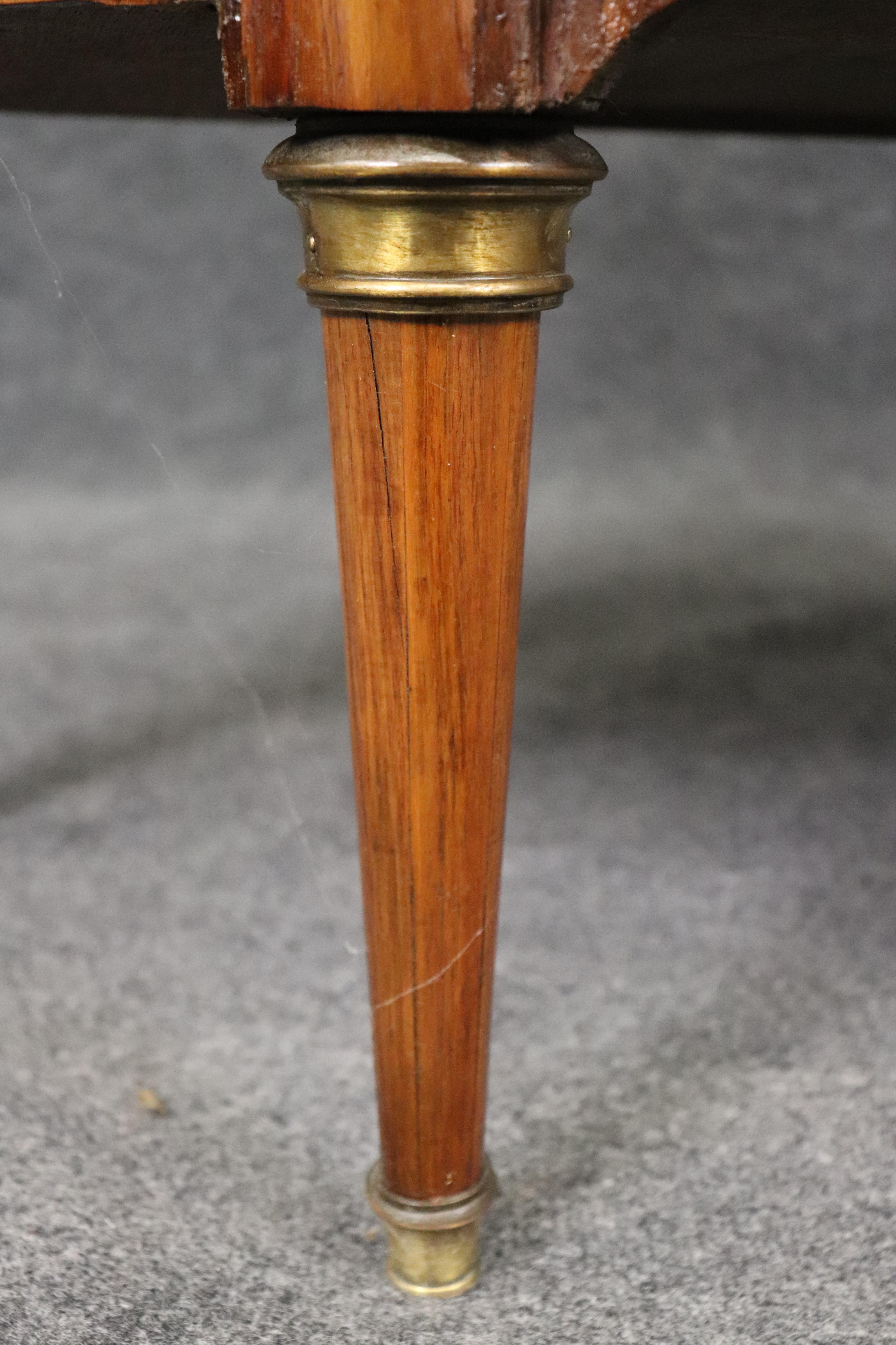 Bronzo Splendida commode francese con piano in marmo Demilune intarsiato in noce satinato e bronzo in vendita