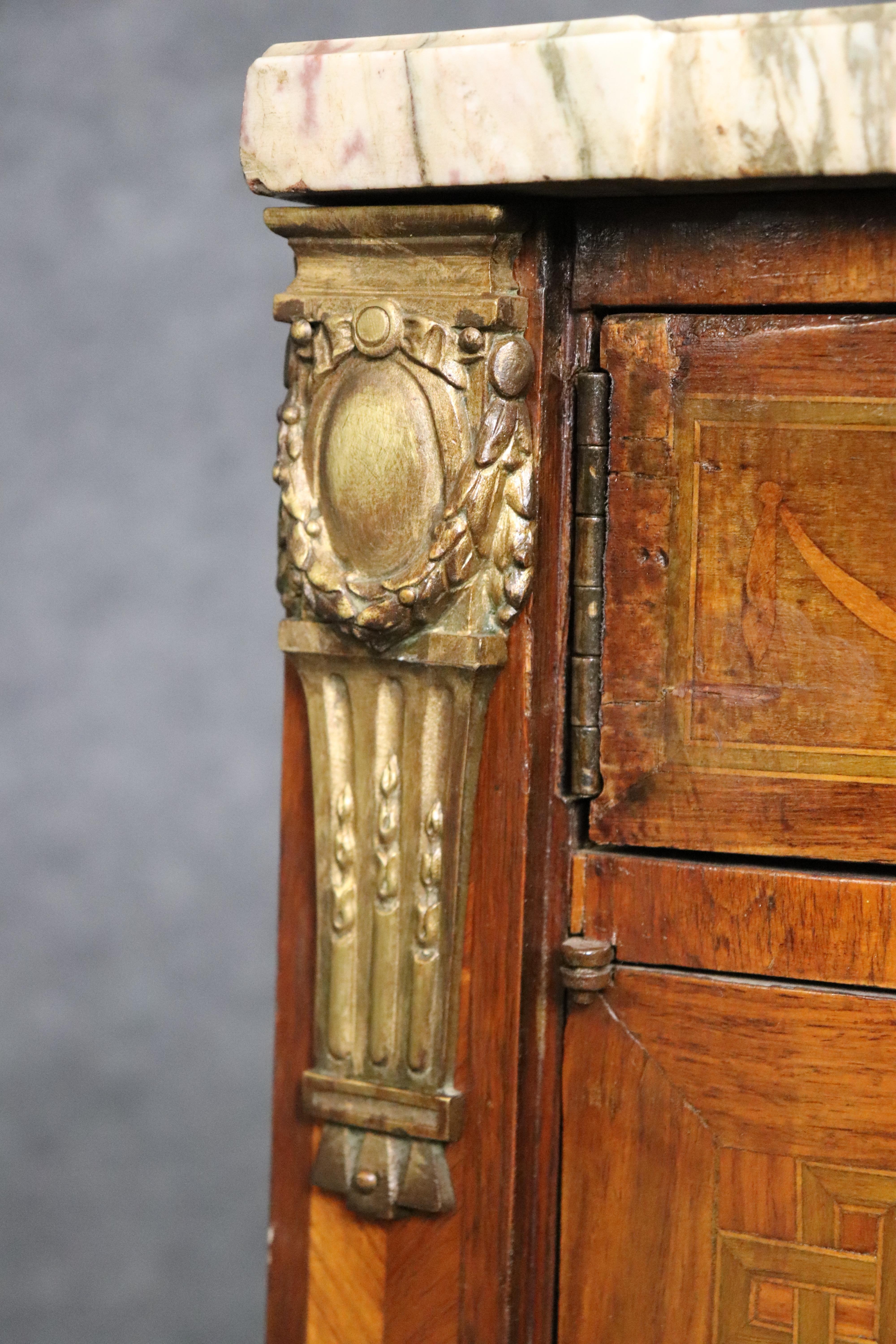 Splendida commode francese con piano in marmo Demilune intarsiato in noce satinato e bronzo in vendita 1