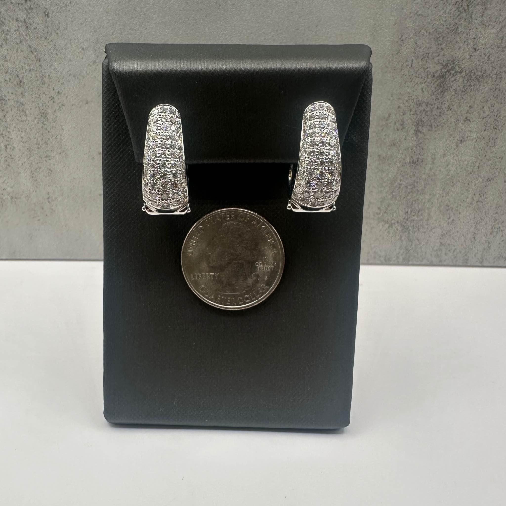 Gorgeous Diamond Earrings in 18kt White Gold - 3ctw GH VS/SI Round Diamonds In Excellent Condition For Sale In West Hempstead, NY