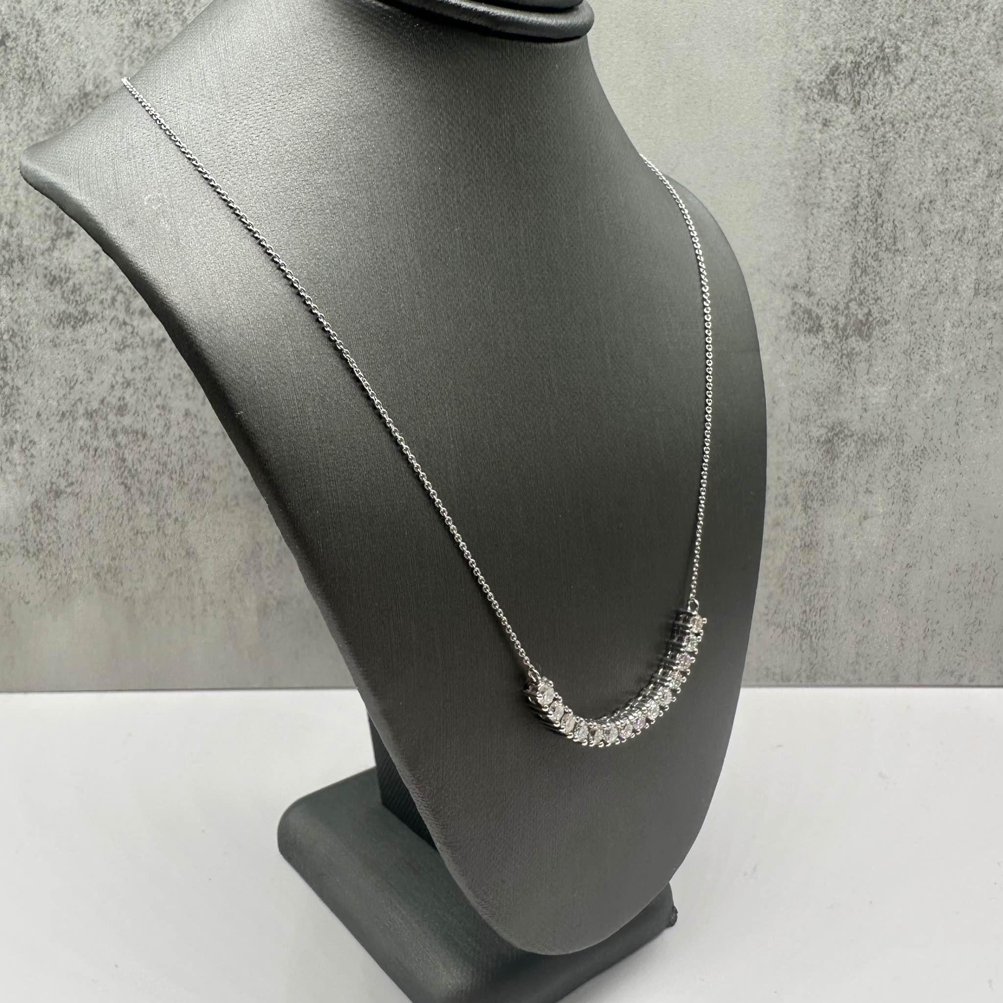 Este impresionante collar de diamantes en oro blanco de 14 quilates tiene 1,4 ctw de diamantes redondos GH I1 naturales, que ofrecen un brillo resplandeciente. La longitud de 18 pulgadas es perfecta para llevarla a capas o sola, y pesa 4,9 gramos,