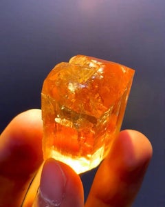 Magnifique cristal de topaze doublement Terminé d'une grande brillance provenant du Pakistan