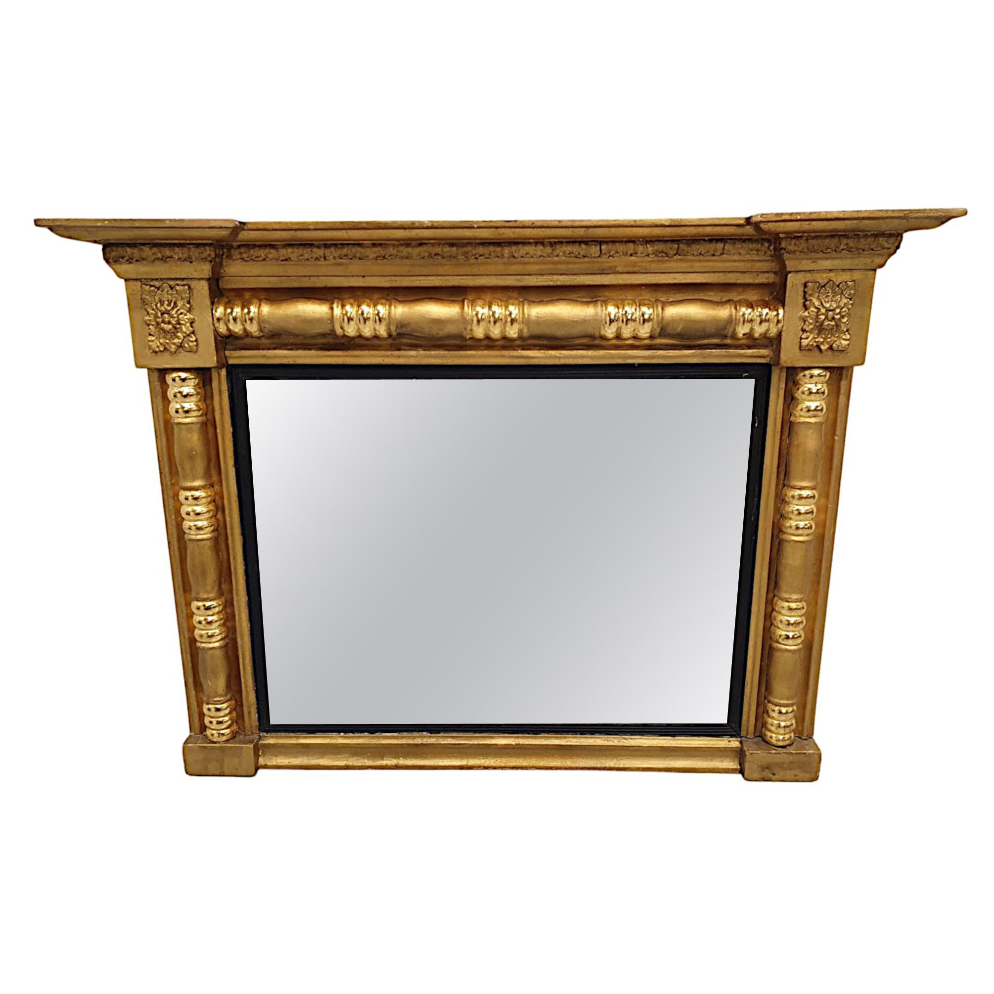 Uno splendido specchio in legno dorato dell'inizio del XIX secolo