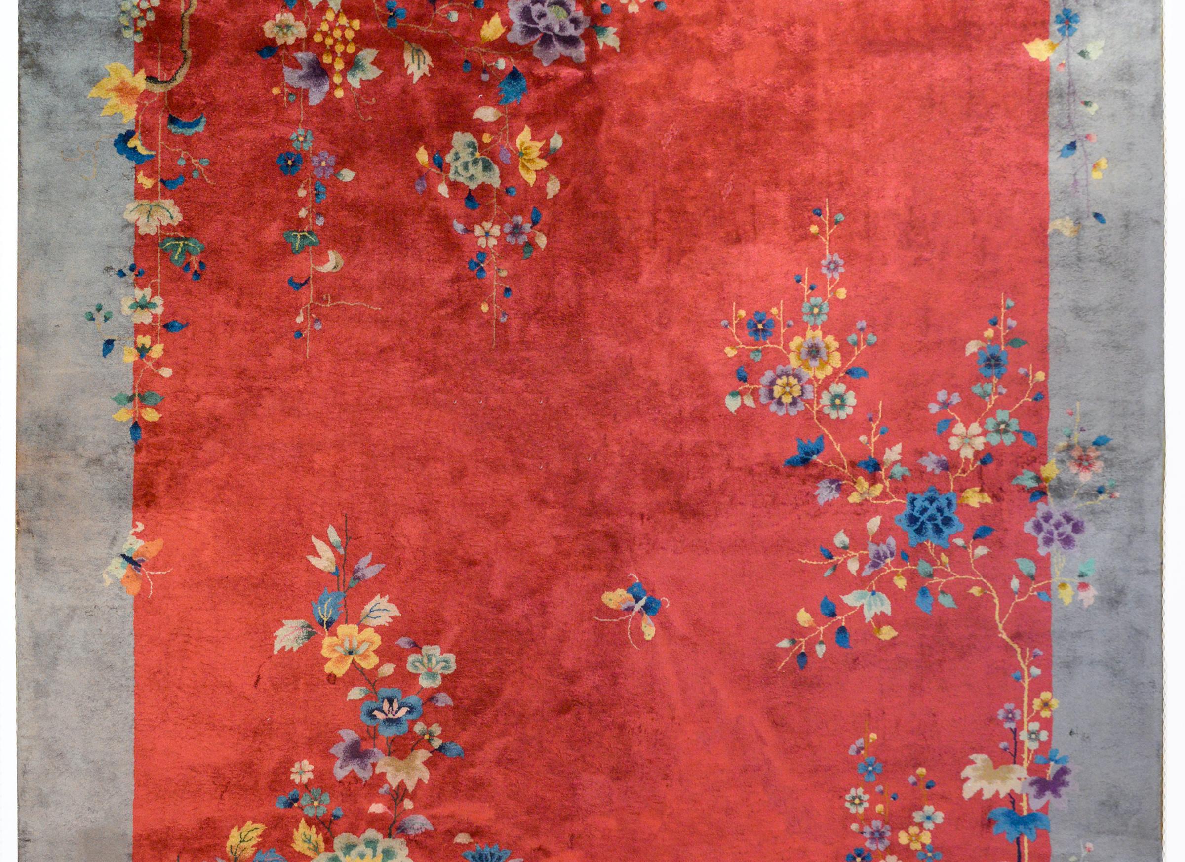 Ein prächtiger chinesischer Art-Déco-Teppich aus dem frühen 20. Jahrhundert mit einem schönen cranberryfarbenen Mittelfeld, umgeben von einer breiten grauen Bordüre. Eine Vase mit Pfingstrosen und anderen blühenden Zweigen steht in der unteren
