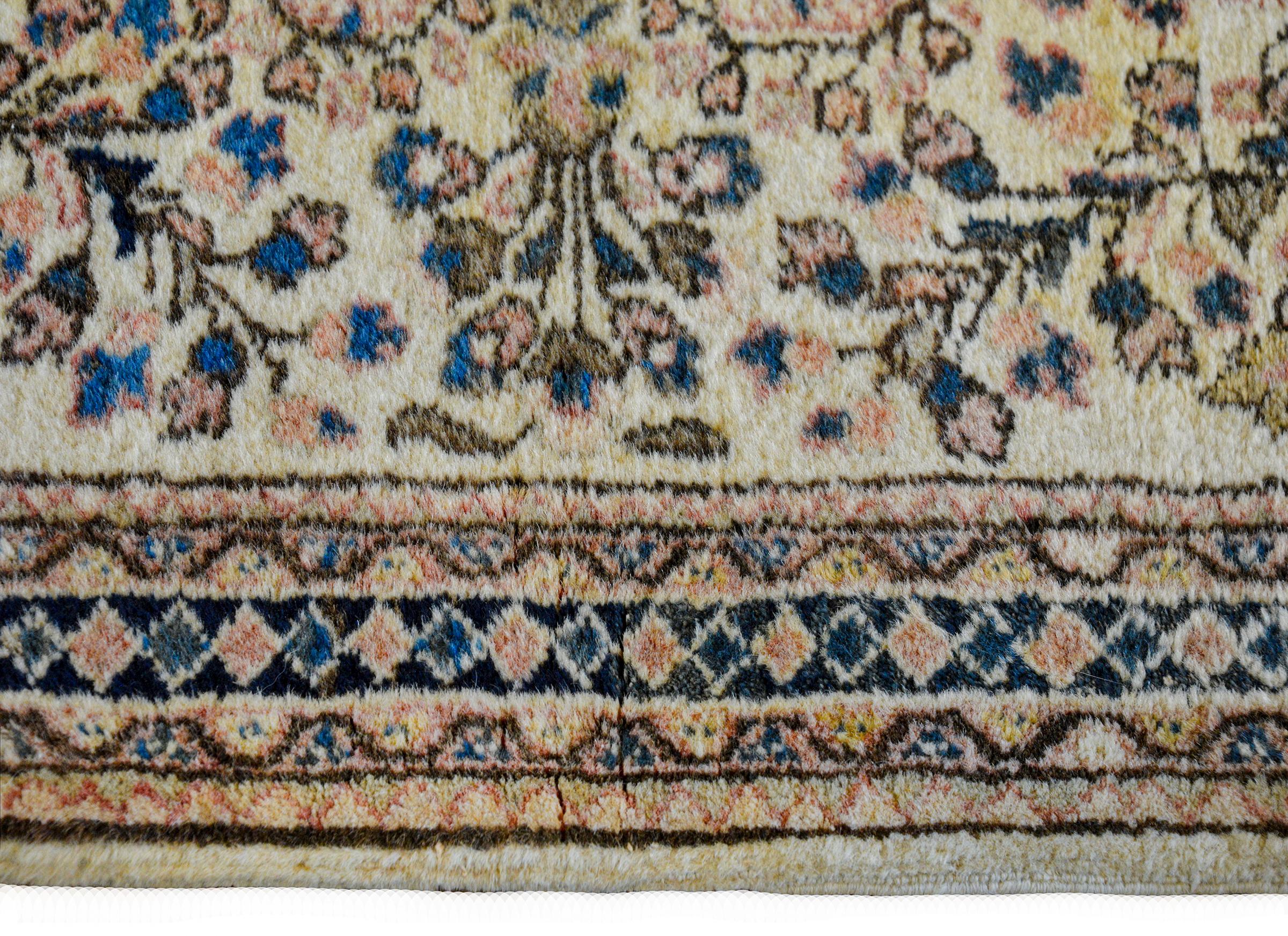 Wunderschöner Sarouk-Teppich aus dem frühen 20. Jahrhundert im Angebot 2