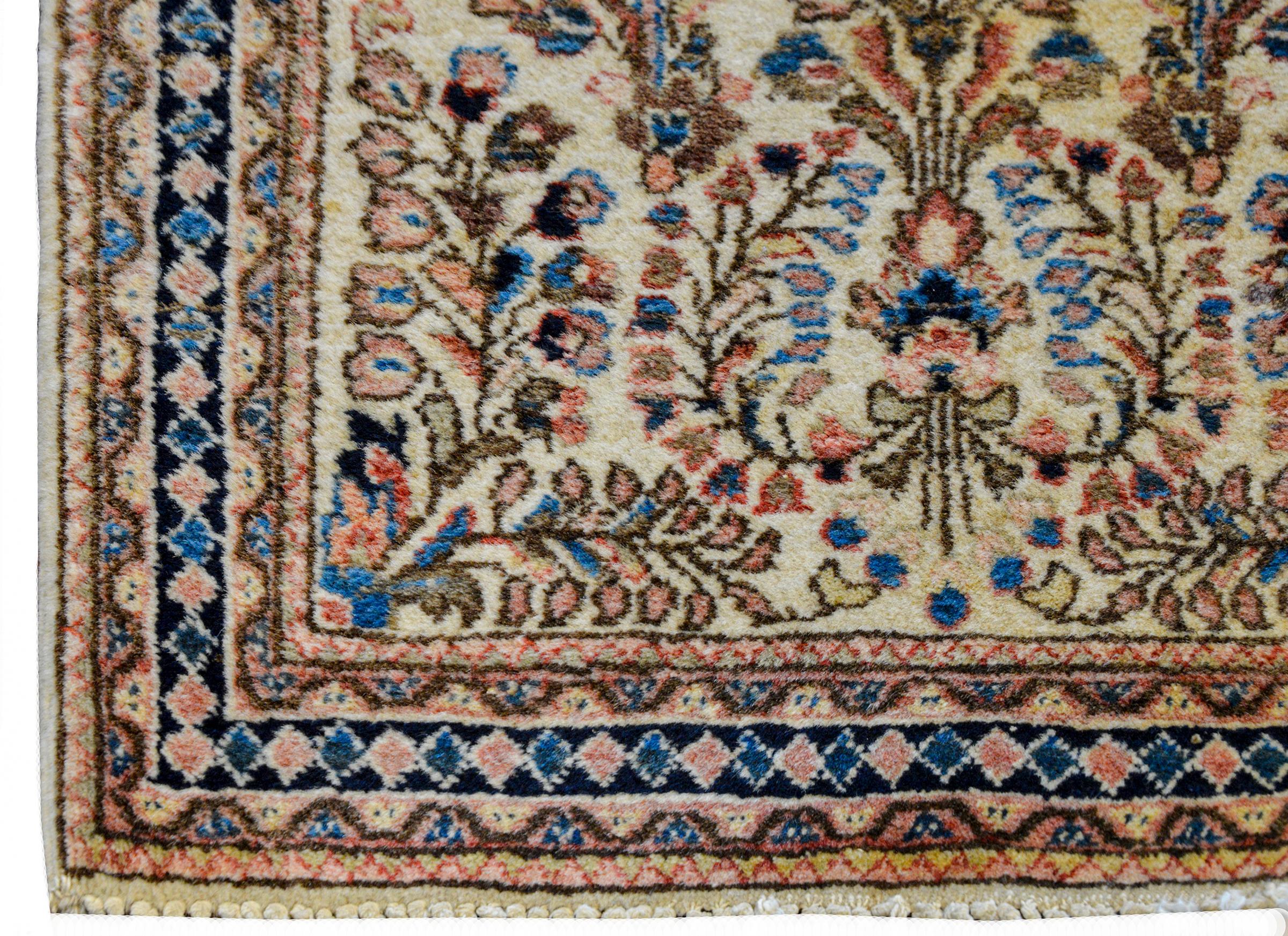 Wunderschöner Sarouk-Teppich aus dem frühen 20. Jahrhundert im Angebot 3