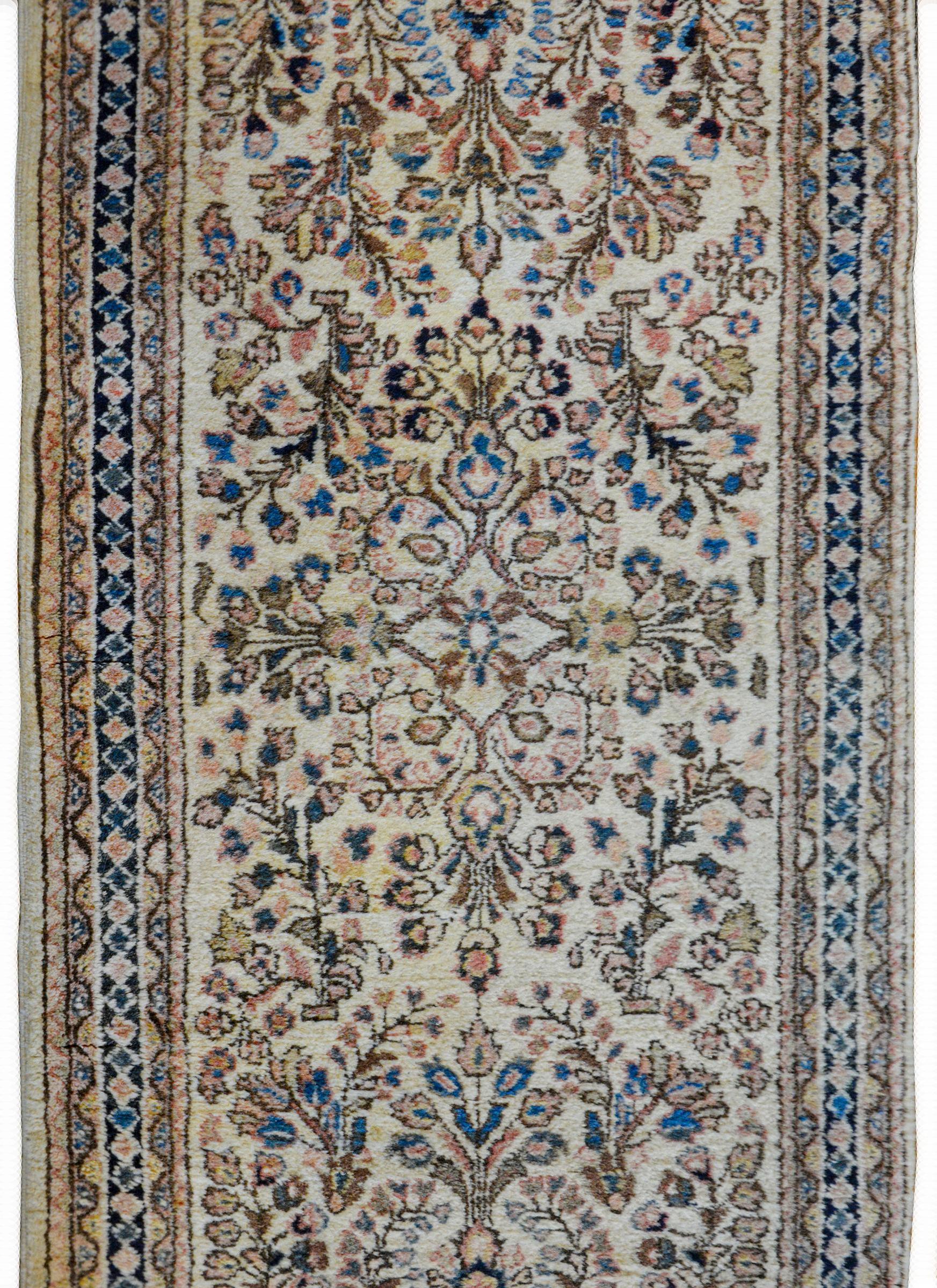 Wunderschöner Sarouk-Teppich aus dem frühen 20. Jahrhundert (Sarouk Farahan) im Angebot