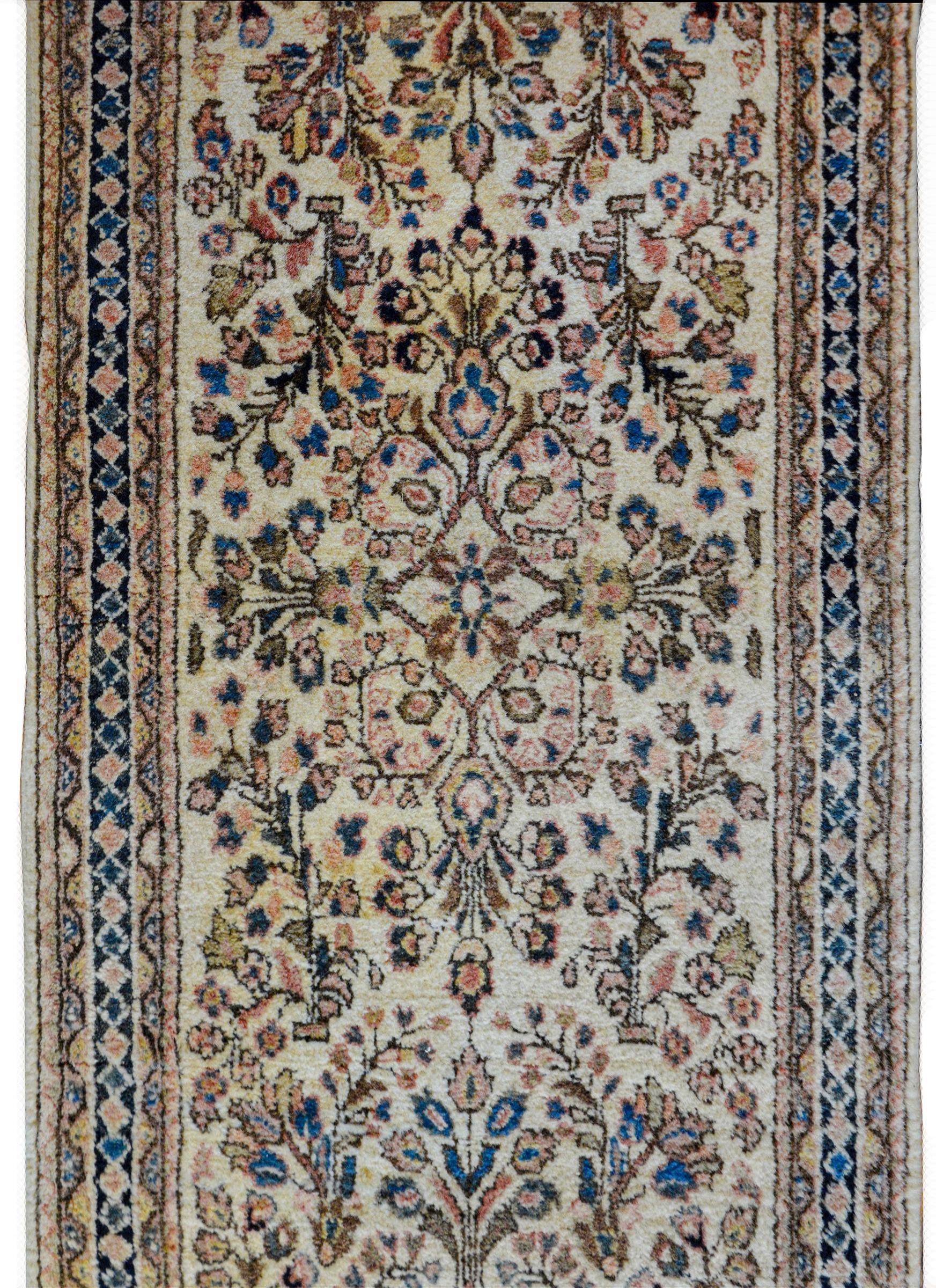 Wunderschöner Sarouk-Teppich aus dem frühen 20. Jahrhundert (Persisch) im Angebot