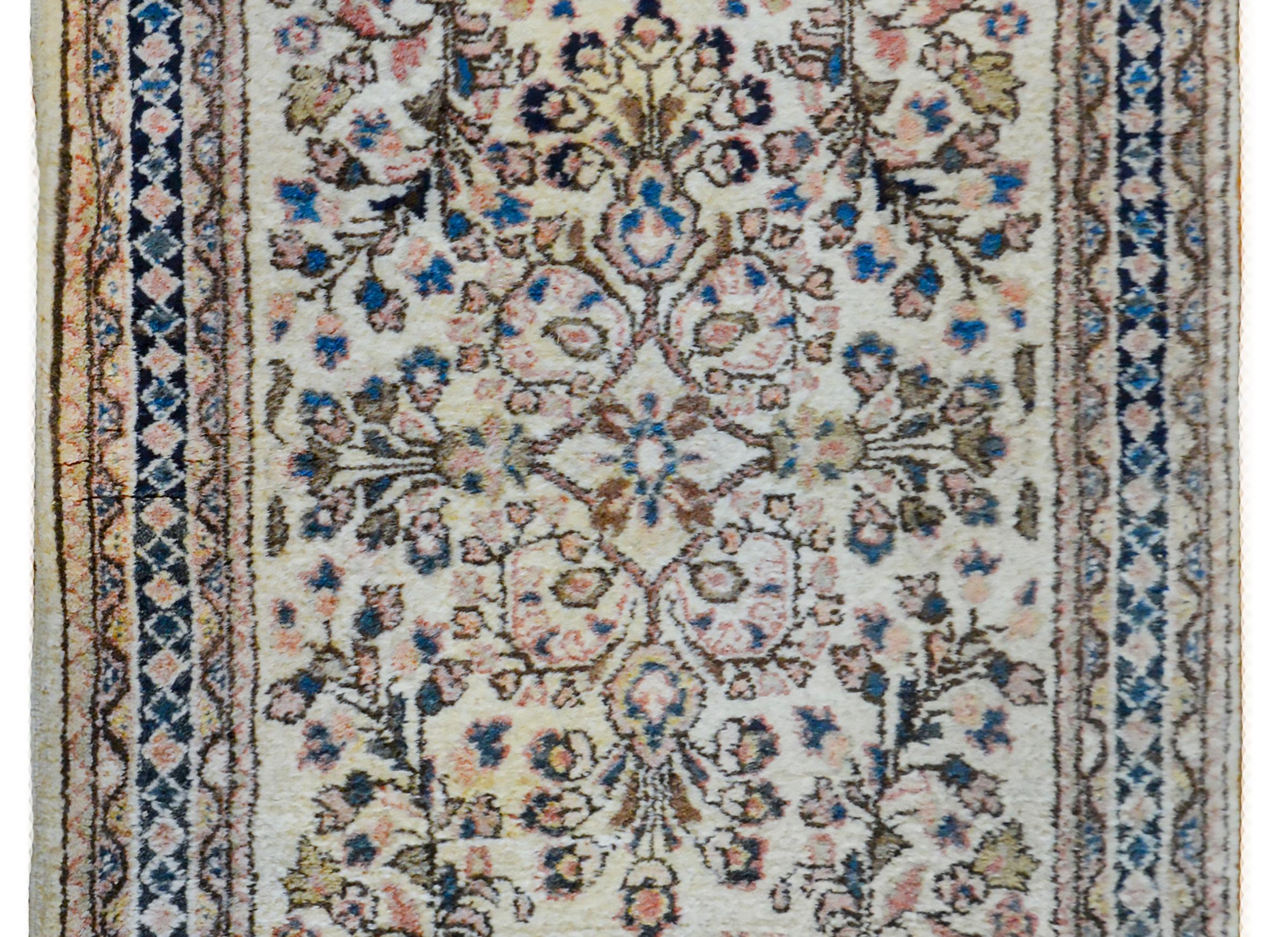 Wunderschöner Sarouk-Teppich aus dem frühen 20. Jahrhundert (Pflanzlich gefärbt) im Angebot