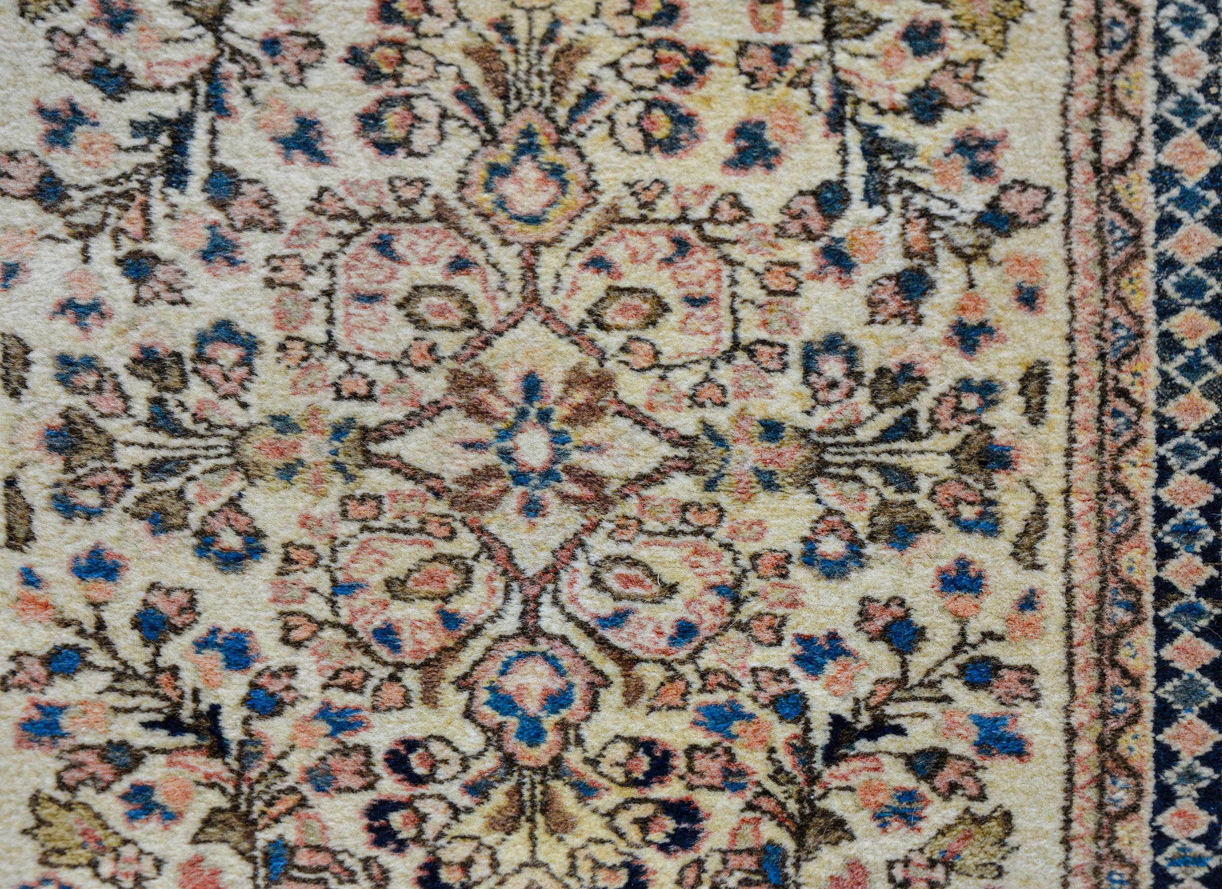 Gorgeous Early 20th Century Sarouk Rug In Good Condition For Sale In Chicago, IL