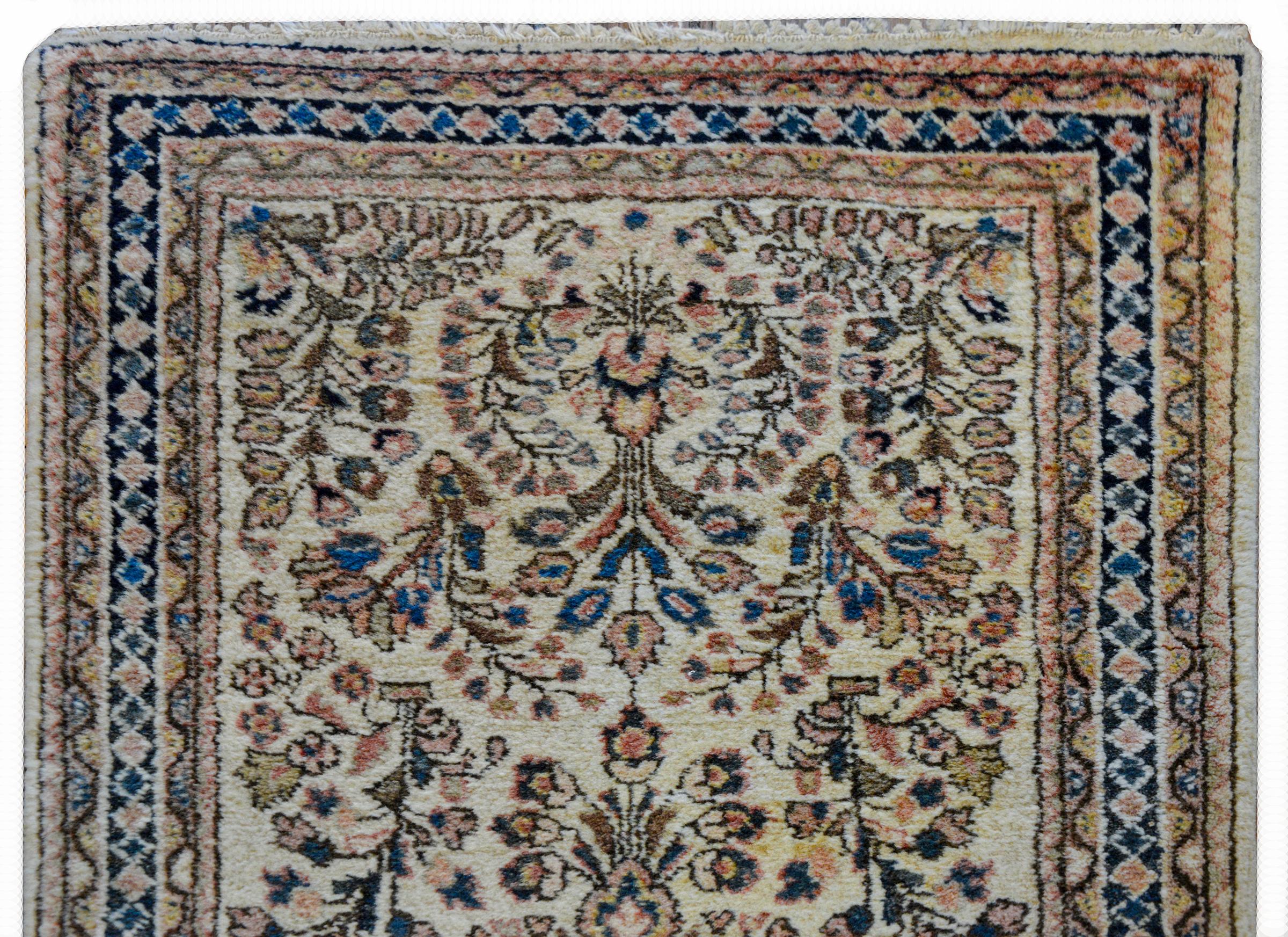 Wunderschöner Sarouk-Teppich aus dem frühen 20. Jahrhundert (Mitte des 20. Jahrhunderts) im Angebot