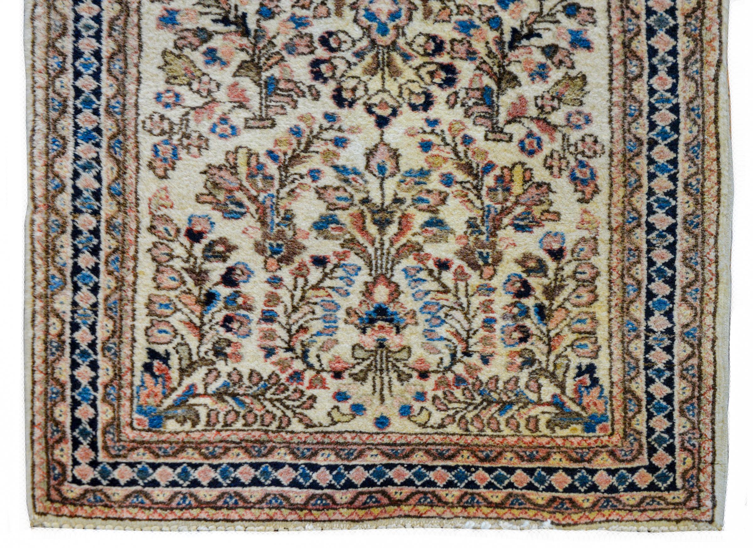 Wunderschöner Sarouk-Teppich aus dem frühen 20. Jahrhundert (Wolle) im Angebot