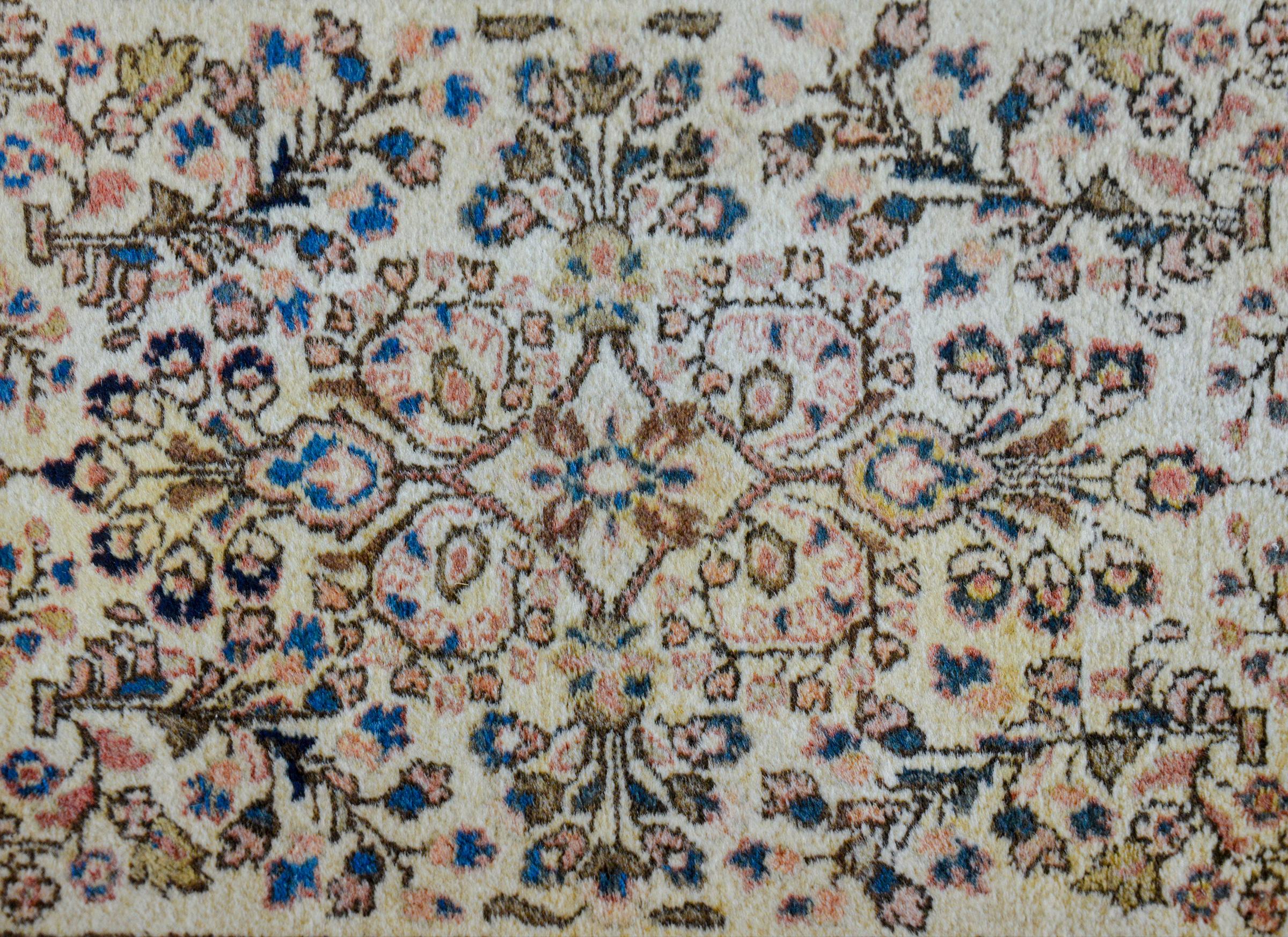 Wunderschöner Sarouk-Teppich aus dem frühen 20. Jahrhundert im Angebot 1