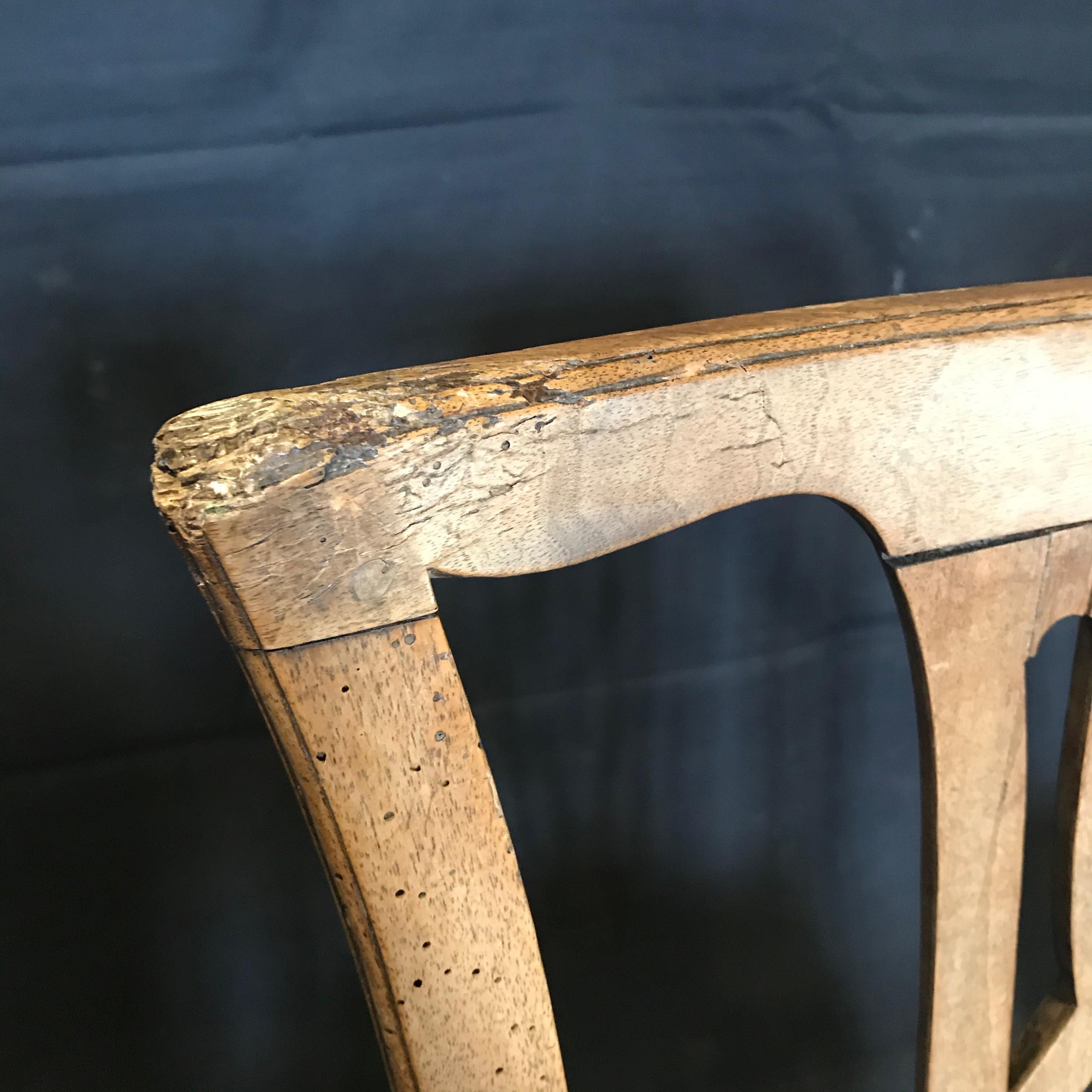 Wunderschöne frühe britische Stühle, neu gepolstert mit neutralem britischem Tartan im Zustand „Gut“ im Angebot in Hopewell, NJ