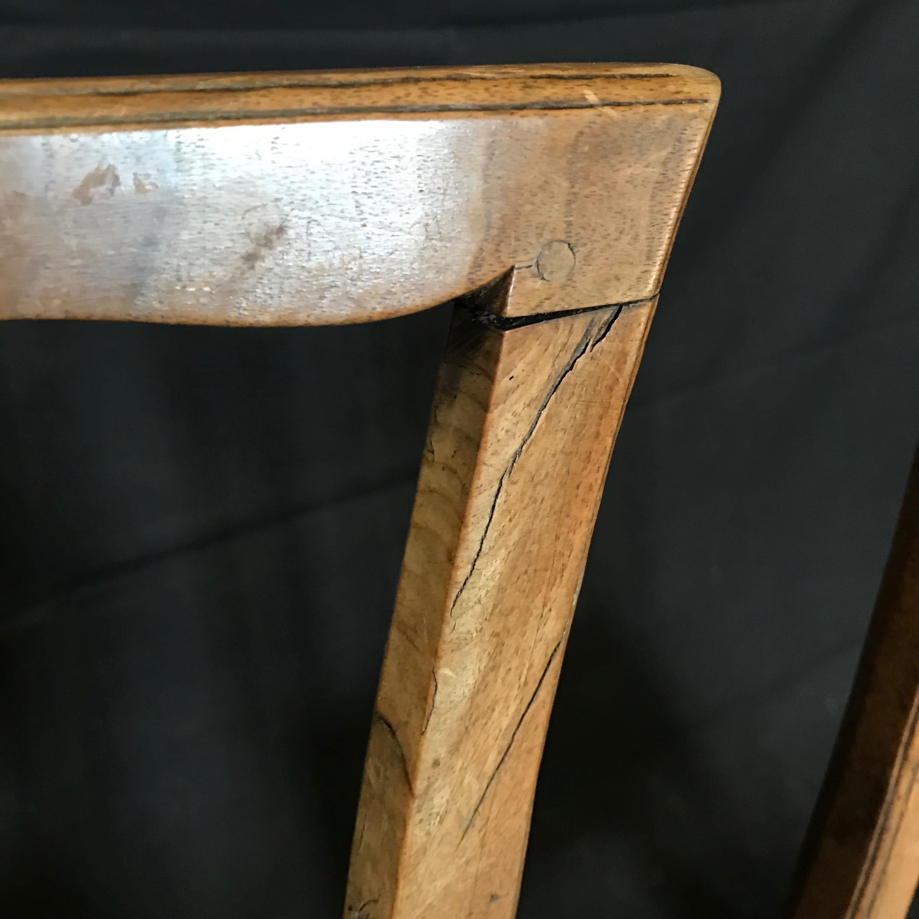 Wunderschöne frühe britische Stühle, neu gepolstert mit neutralem britischem Tartan (Frühes 20. Jahrhundert) im Angebot