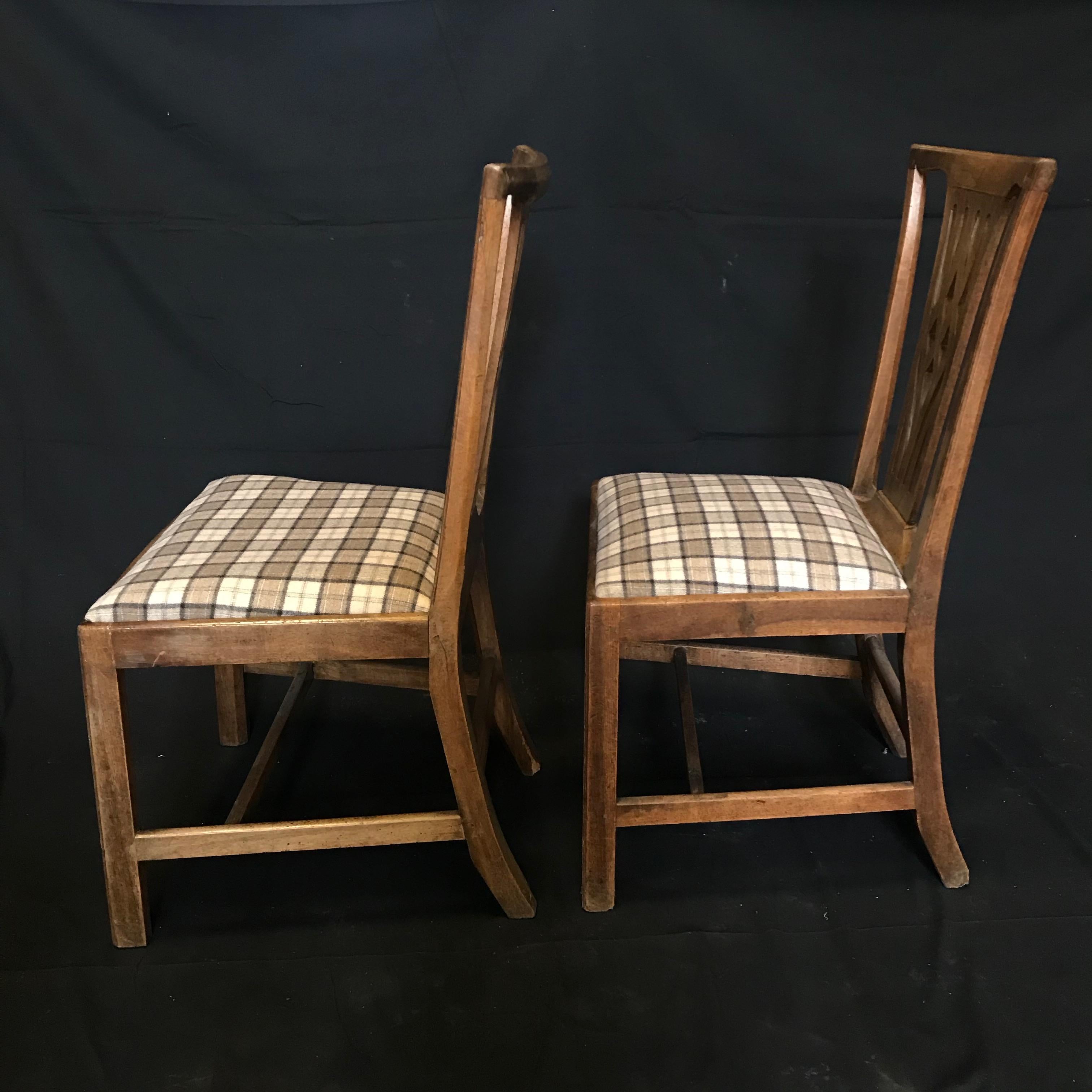 Wunderschöne frühe britische Stühle, neu gepolstert mit neutralem britischem Tartan im Angebot 3