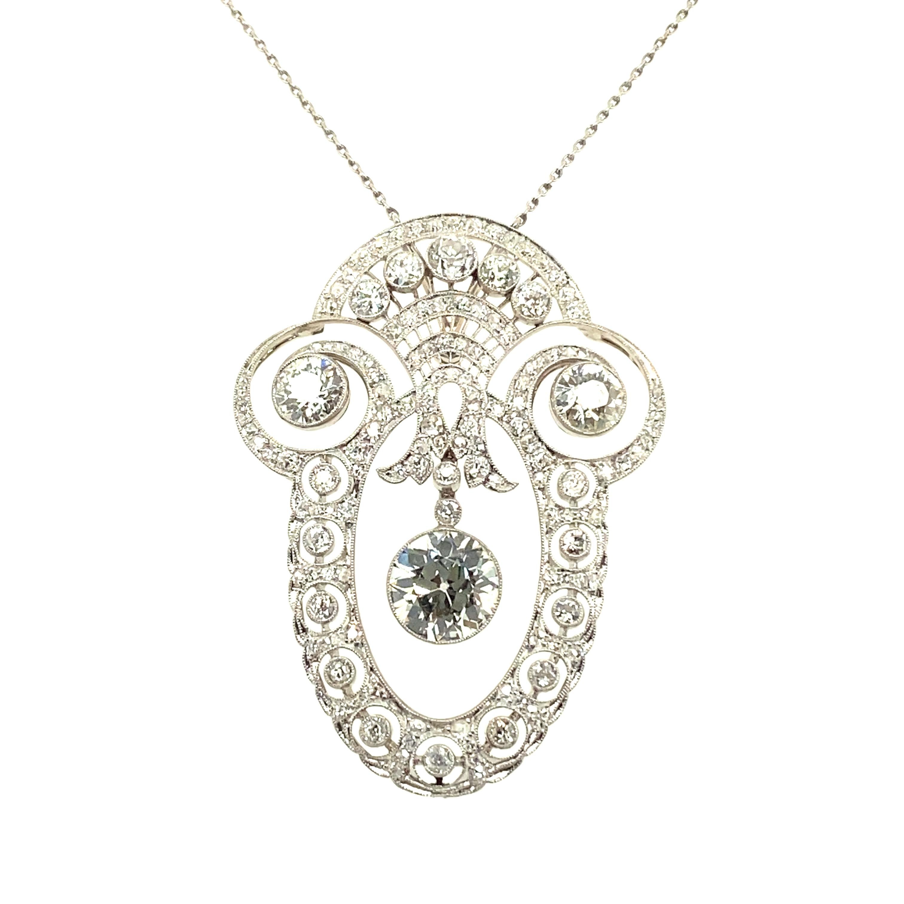 Ce superbe collier de diamants du début du XXe siècle de l'époque édouardienne est délicatement réalisé à la main en platine 950.
Les progrès techniques de l'époque permettent de traiter le platine à des fins de bijouterie, et les diamants sont