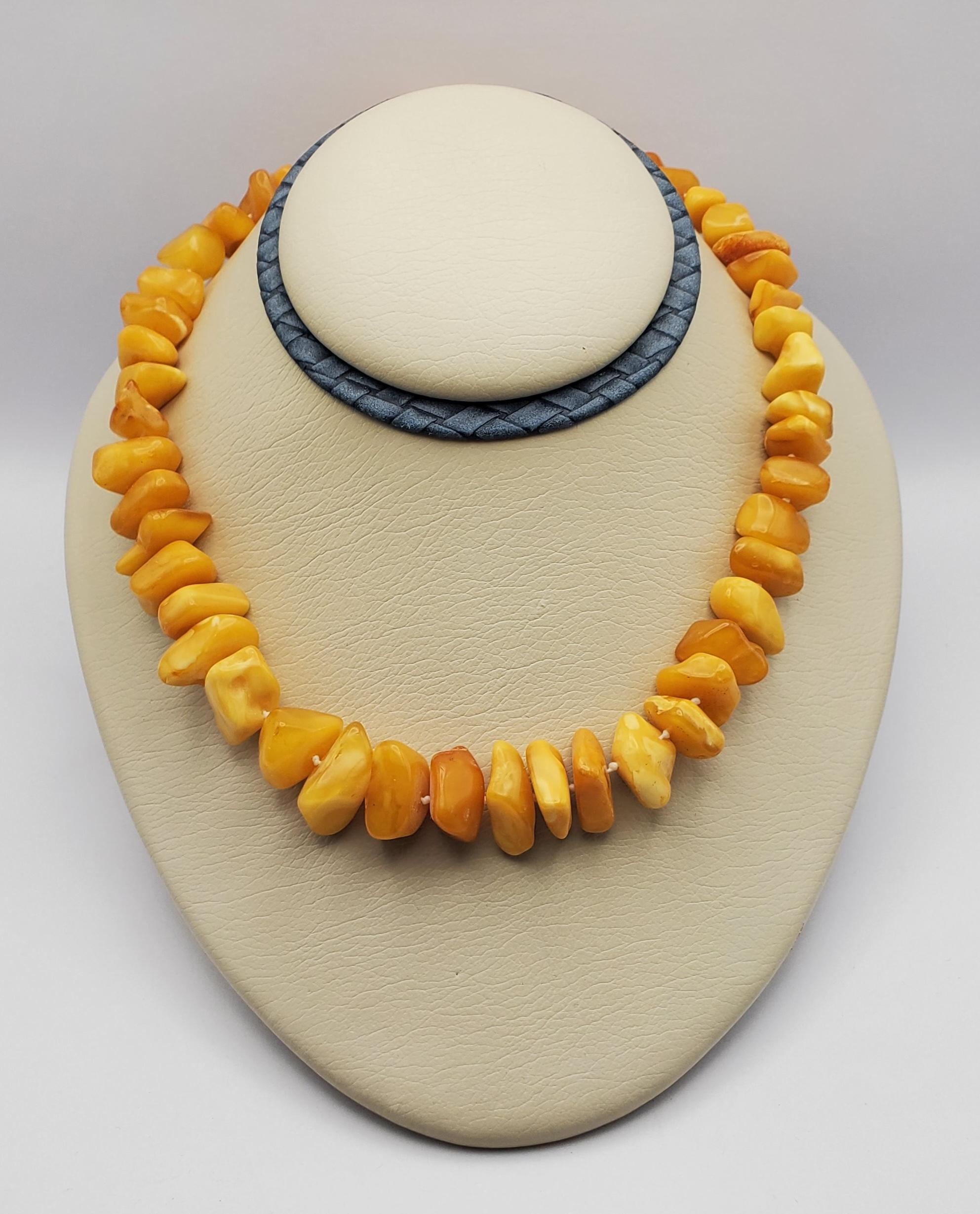 Gorgeous Egg Yolk Baltic Amber Graduated Necklace  In Good Condition For Sale In Pittsburgh, PA