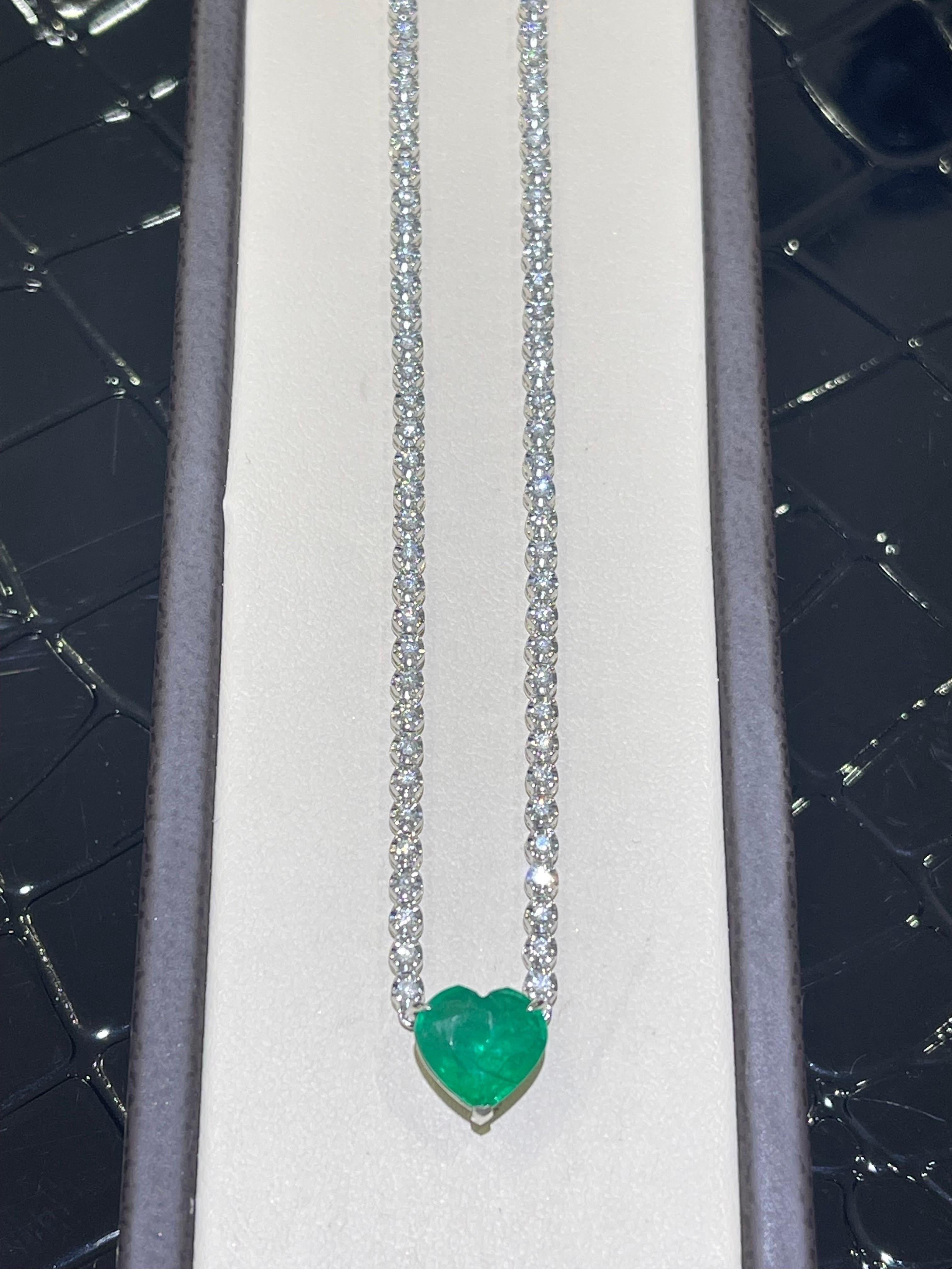 Gorgeous Emerald And Diamond Necklace In 18k White Gold  In New Condition For Sale In Fort Lauderdale, FL