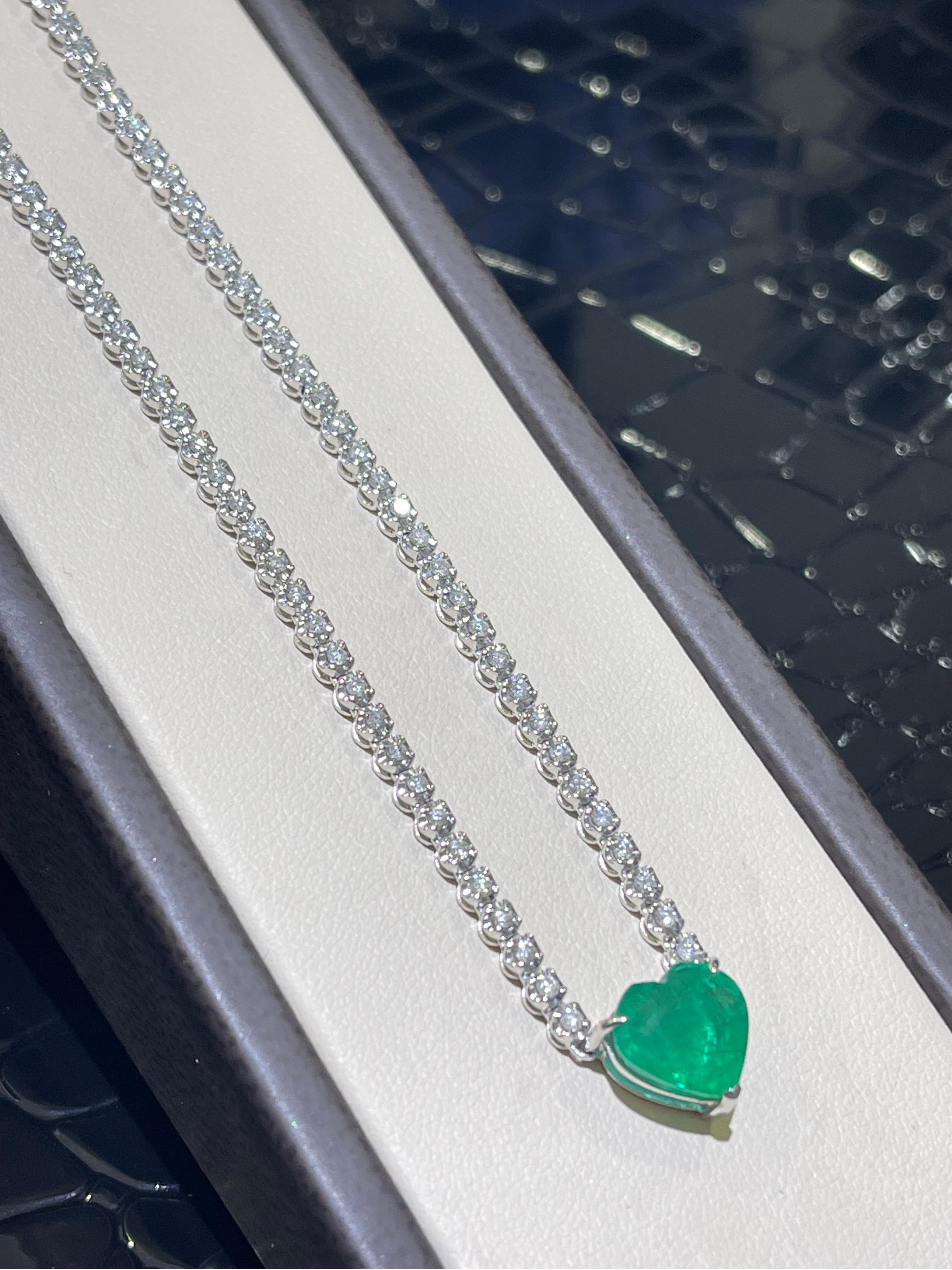 Gorgeous Emerald And Diamond Necklace In 18k White Gold  For Sale 1